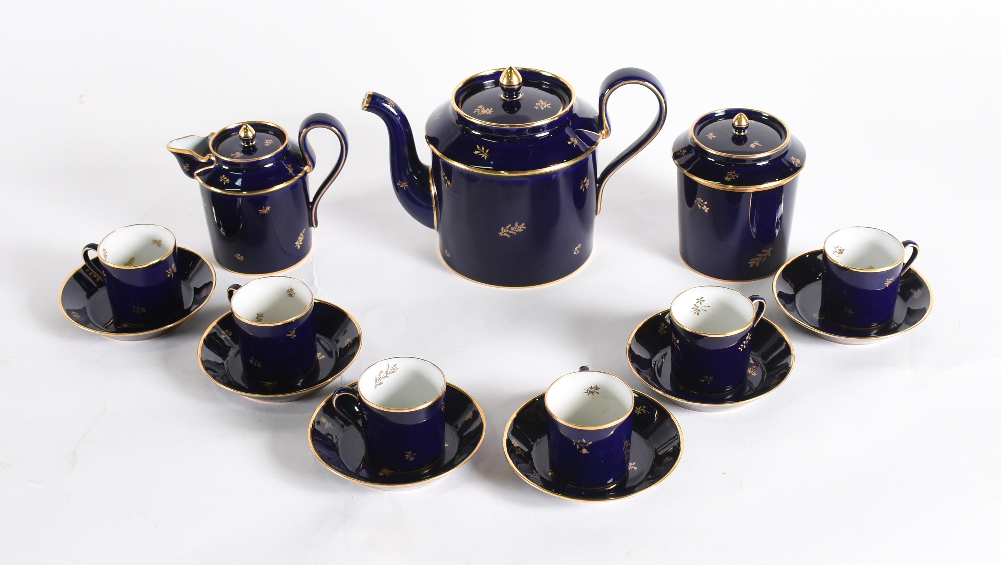 Serviço para café de porcelana azul cobalto Sévres sendo , 6 xícaras... - foto 2 de 4