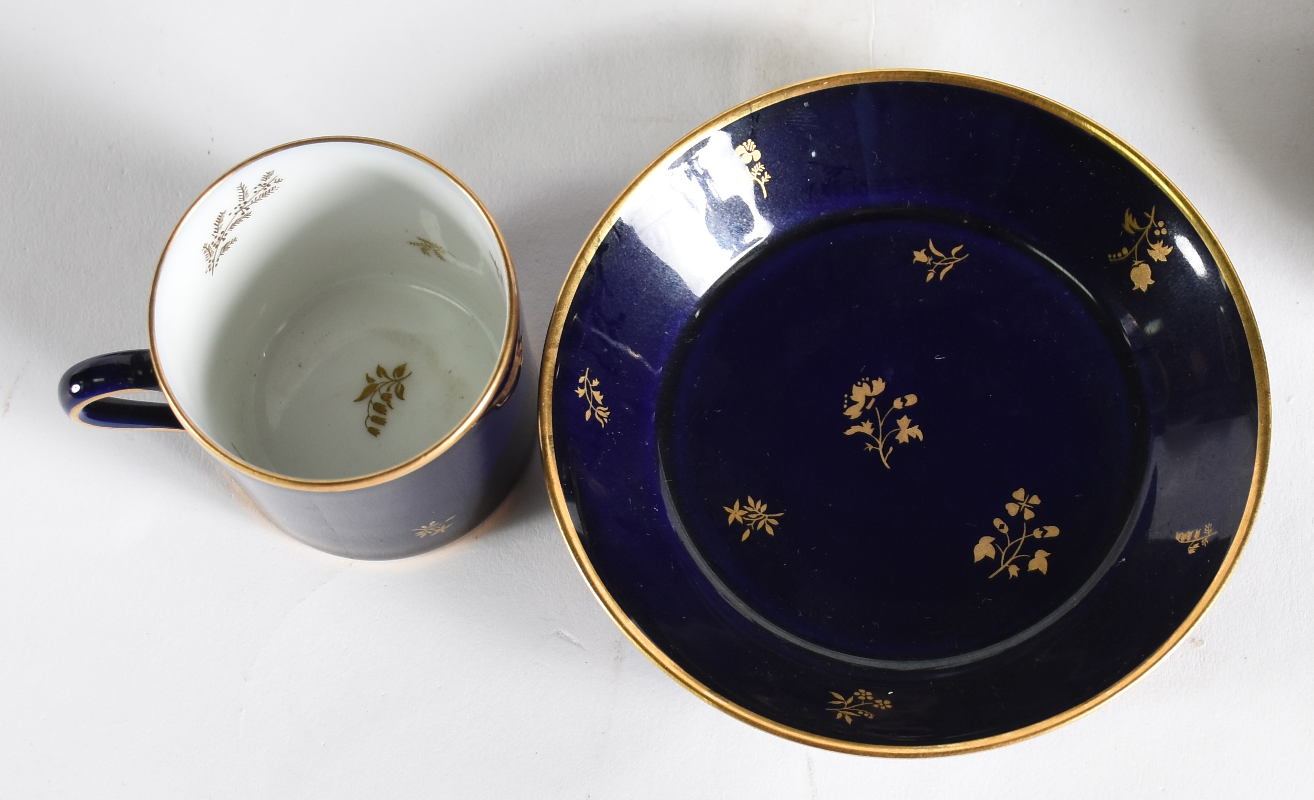 Serviço para café de porcelana azul cobalto Sévres sendo , 6 xícaras... - foto 3 de 4