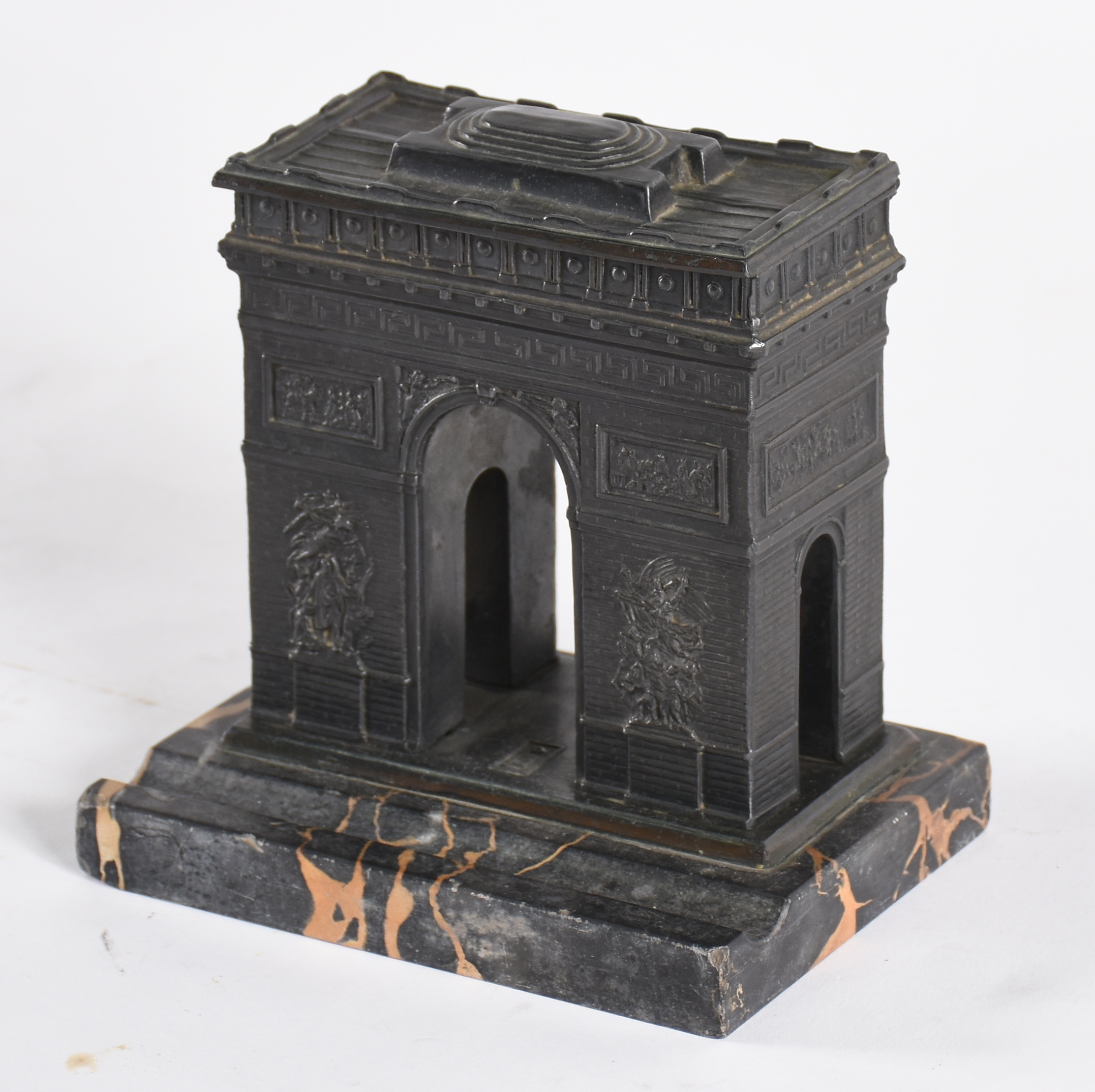 Tinteiro em pewter representando construção romana, base de mármore. - foto 1 de 4