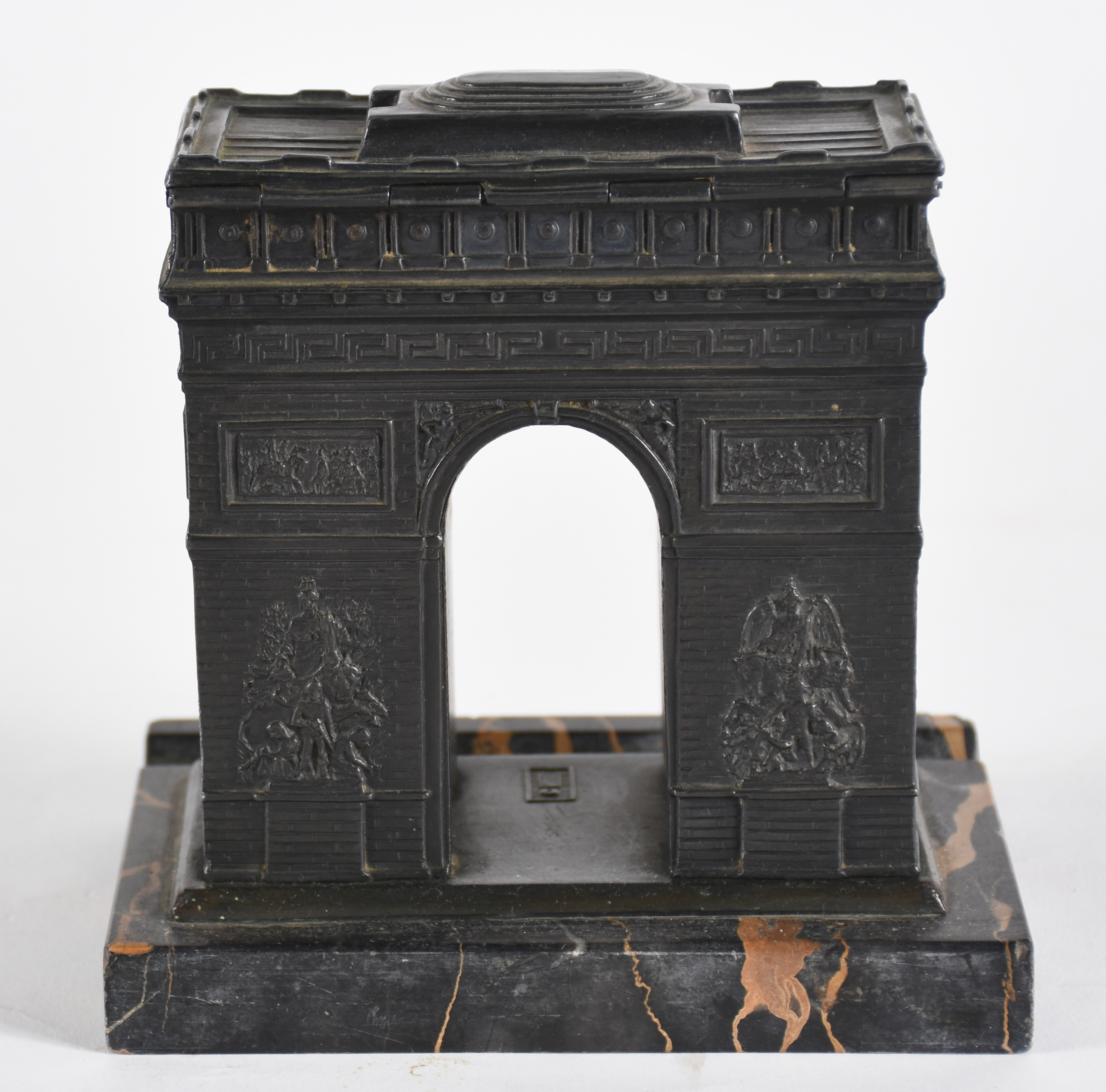 Tinteiro em pewter representando construção romana, base de mármore. - foto 2 de 4