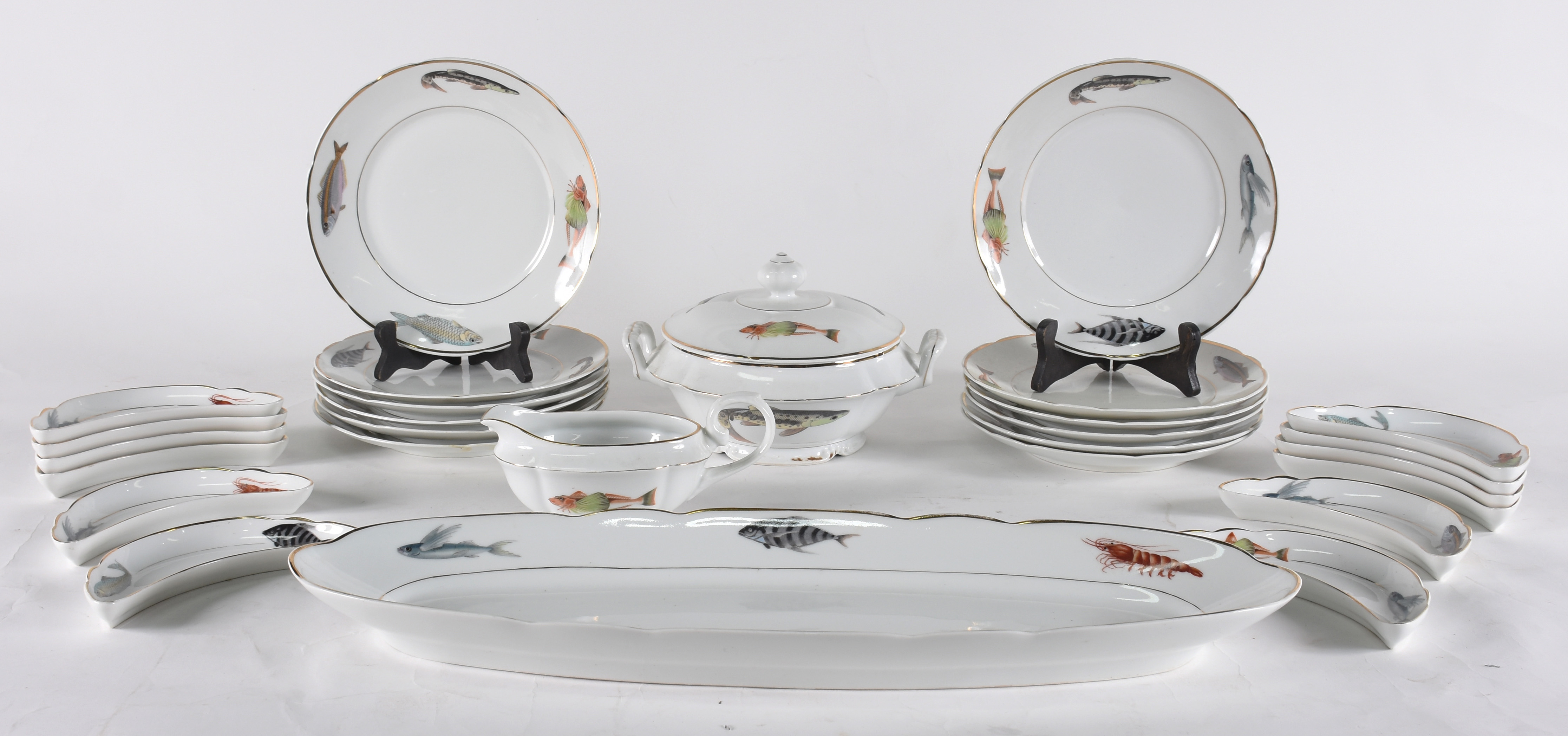 Serviço para peixe de porcelana Real composto de : 12 pratos rasos; 1... - foto 2 de 3