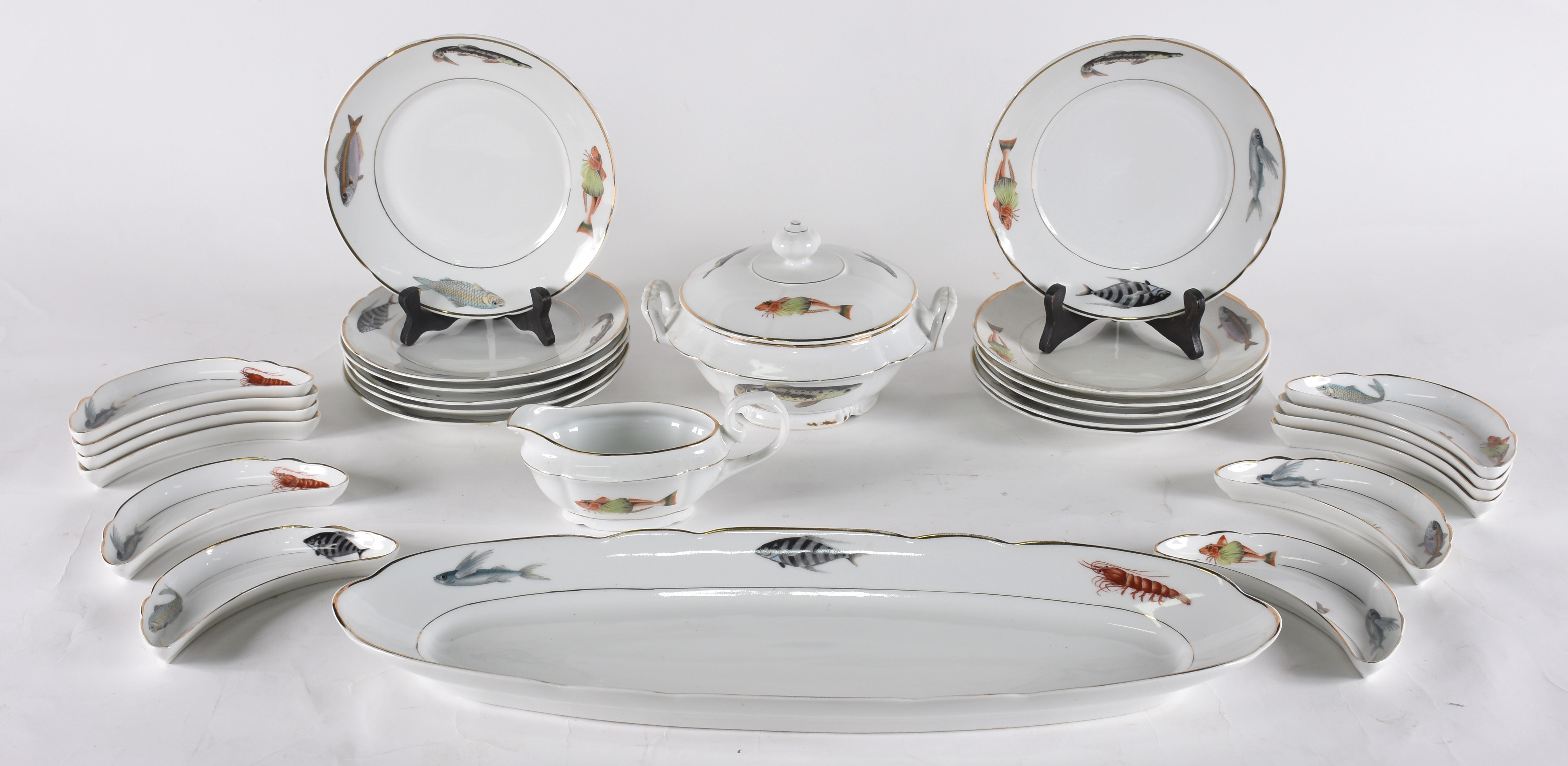 Serviço para peixe de porcelana Real composto de : 12 pratos rasos; 1... - foto 1 de 3