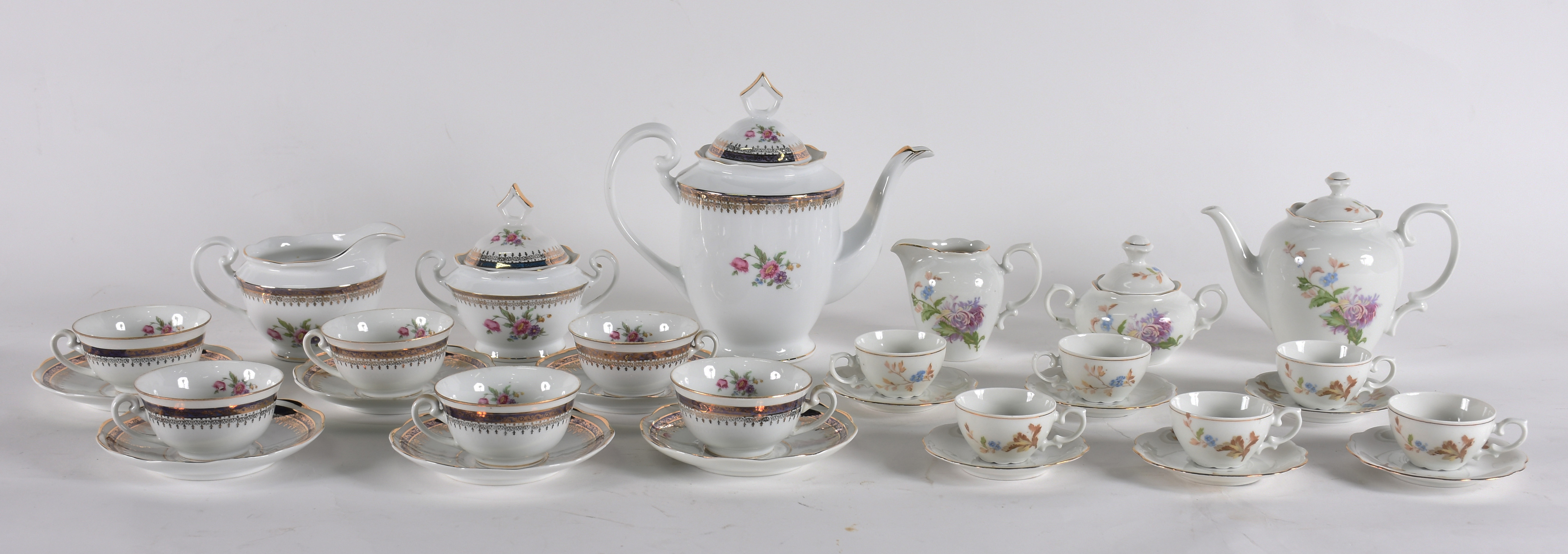 Dois serviços, 1 para chá de porcelana Steatita composto de , 6... - foto 1 de 3