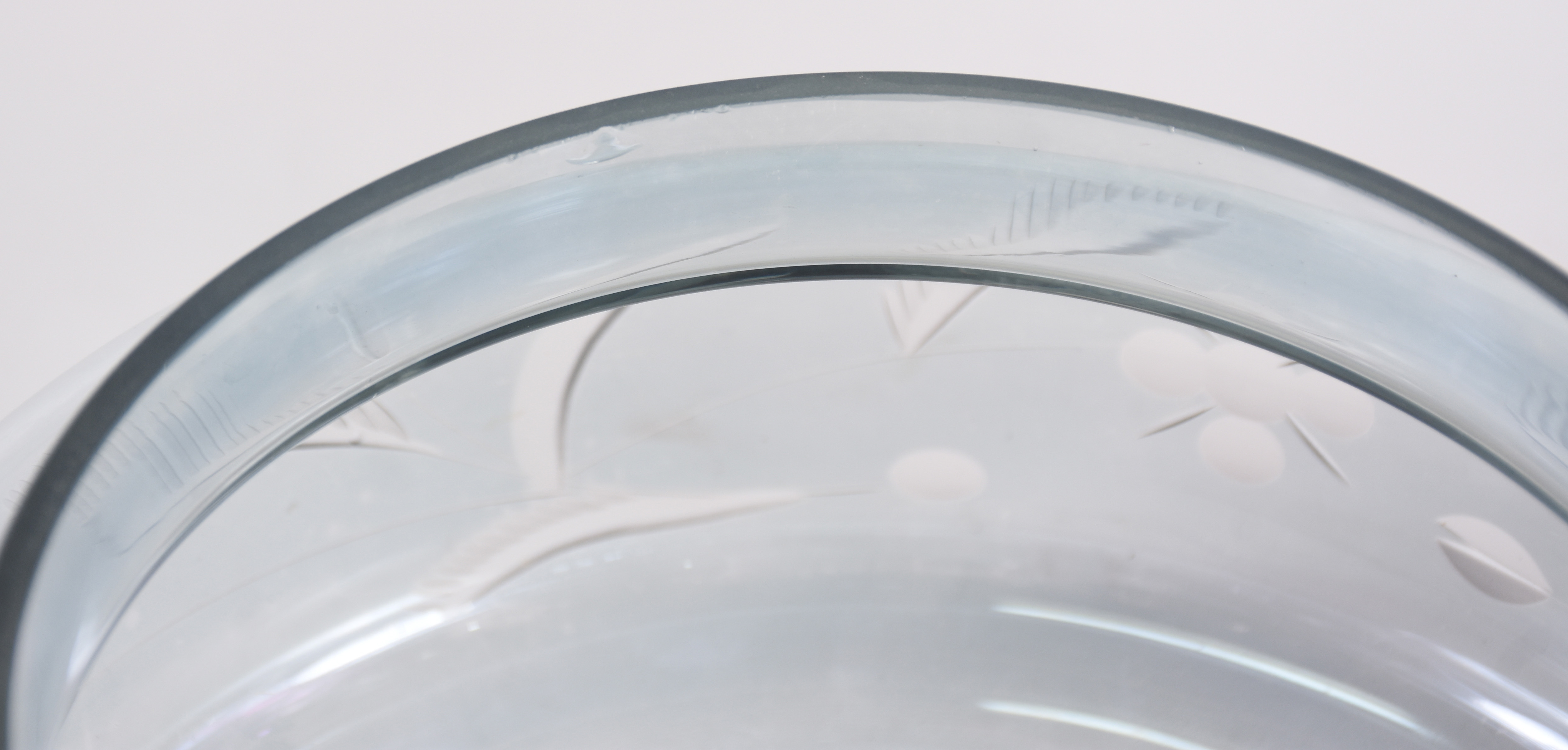 Três peças de cristal sendo, vaso , bomboniere e petisqueira . - foto 3 de 5