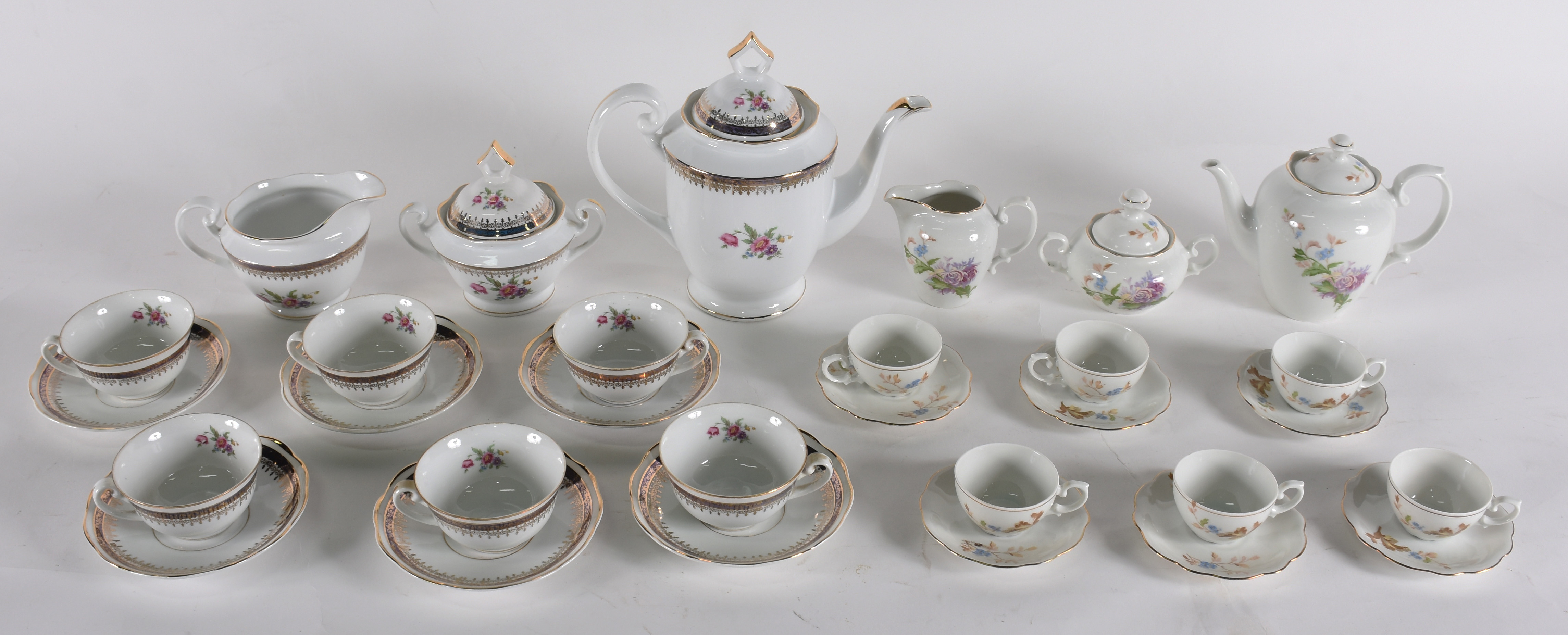 Dois serviços, 1 para chá de porcelana Steatita composto de , 6... - foto 2 de 3