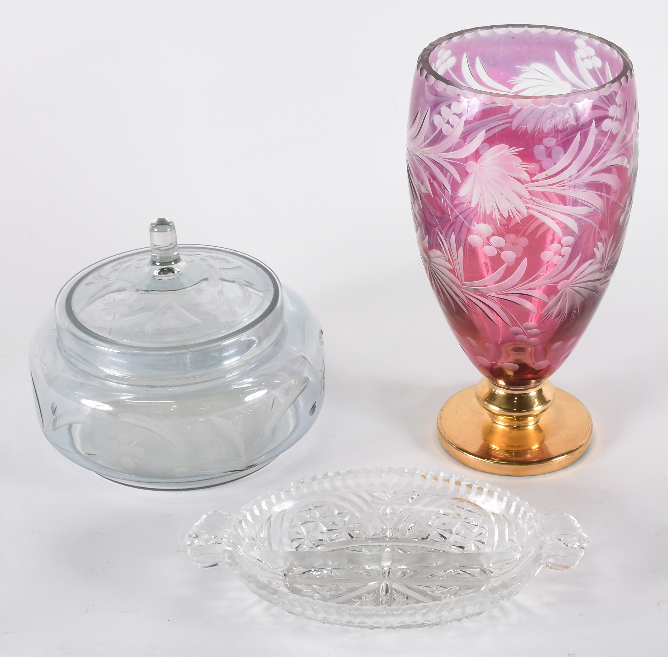 Três peças de cristal sendo, vaso , bomboniere e petisqueira . - foto 1 de 5