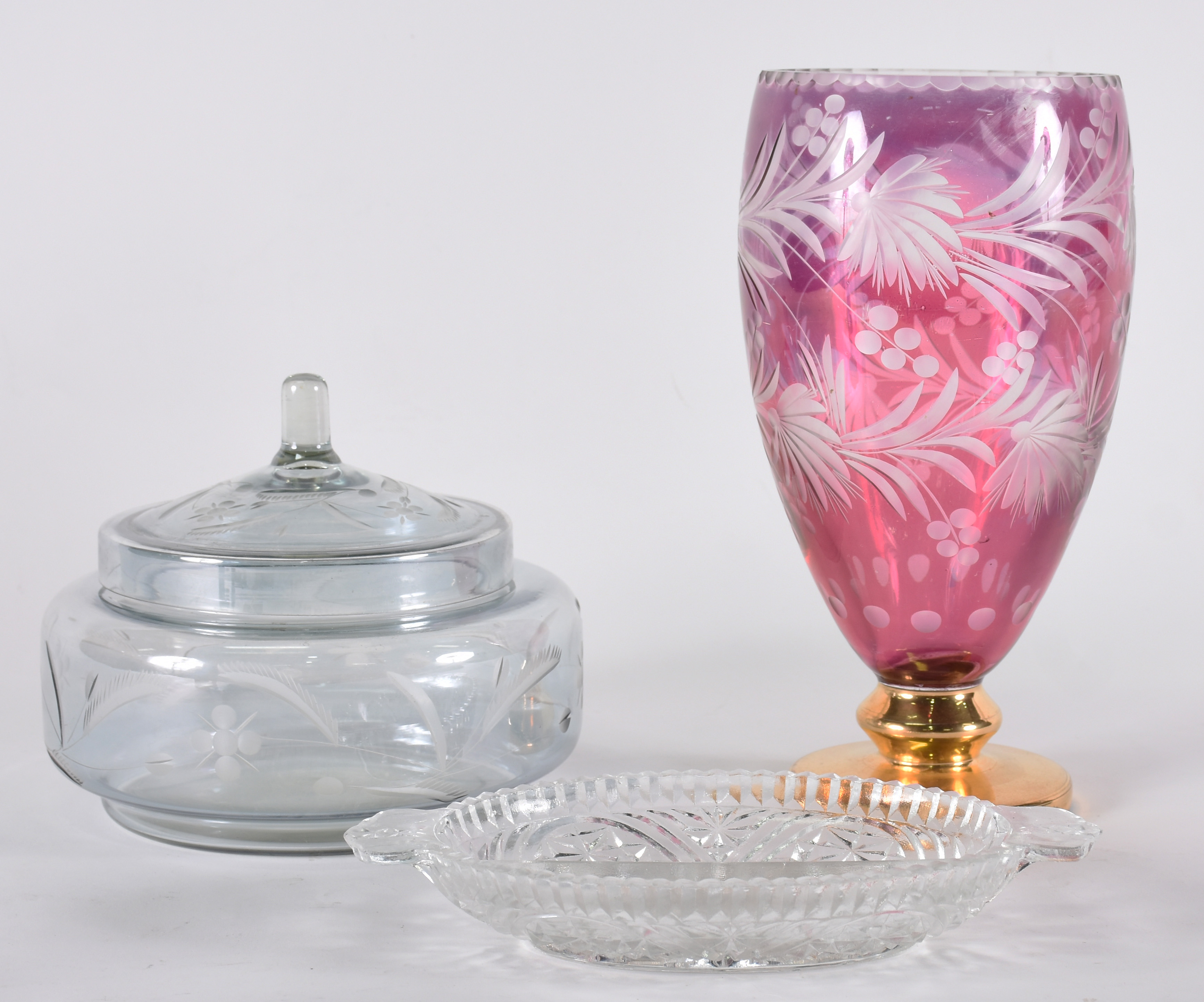 Três peças de cristal sendo, vaso , bomboniere e petisqueira . - foto 2 de 5