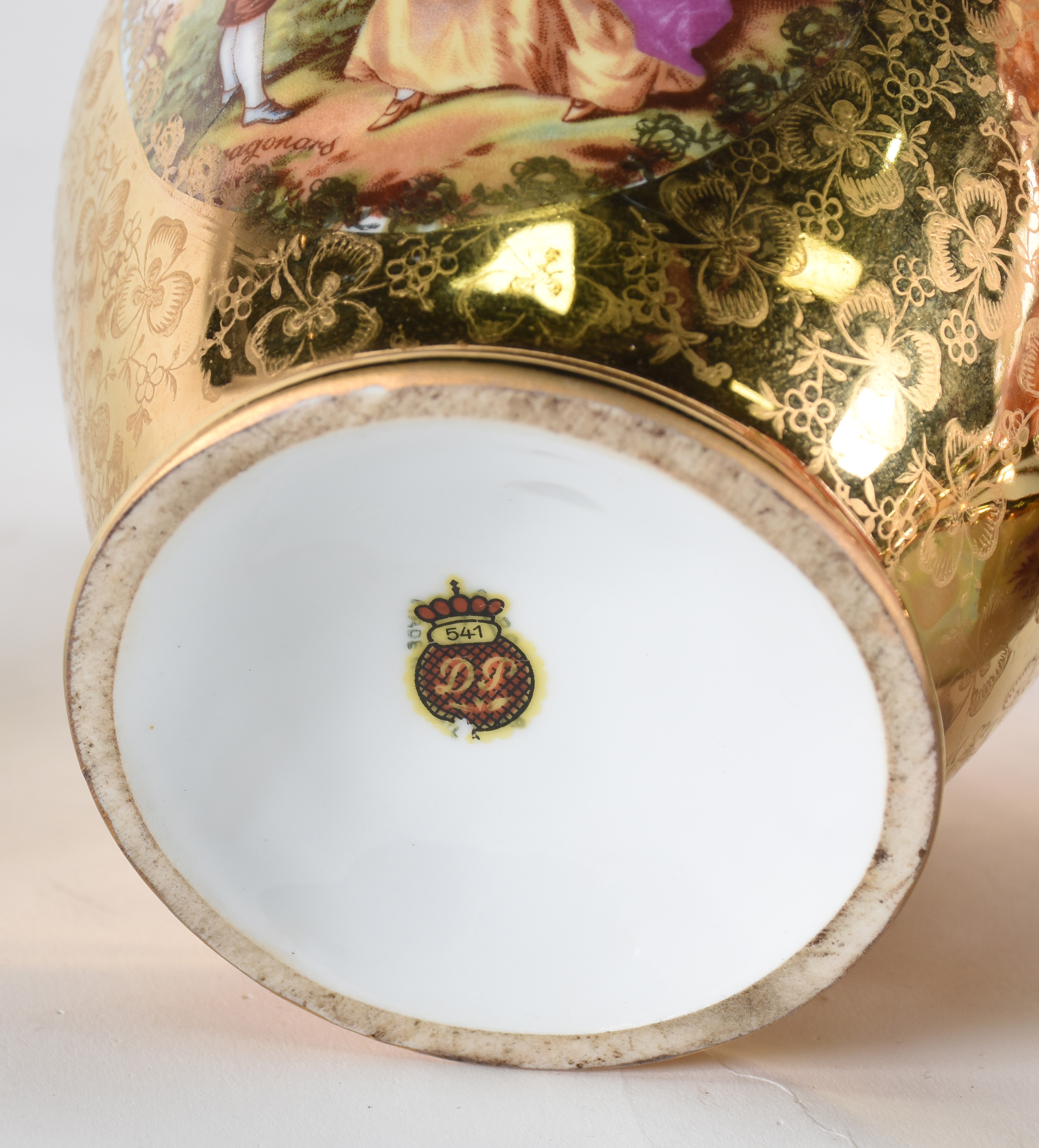 Diversas peças de porcelana sendo, potiche, saleiro, 6 copinhos... - foto 7 de 8