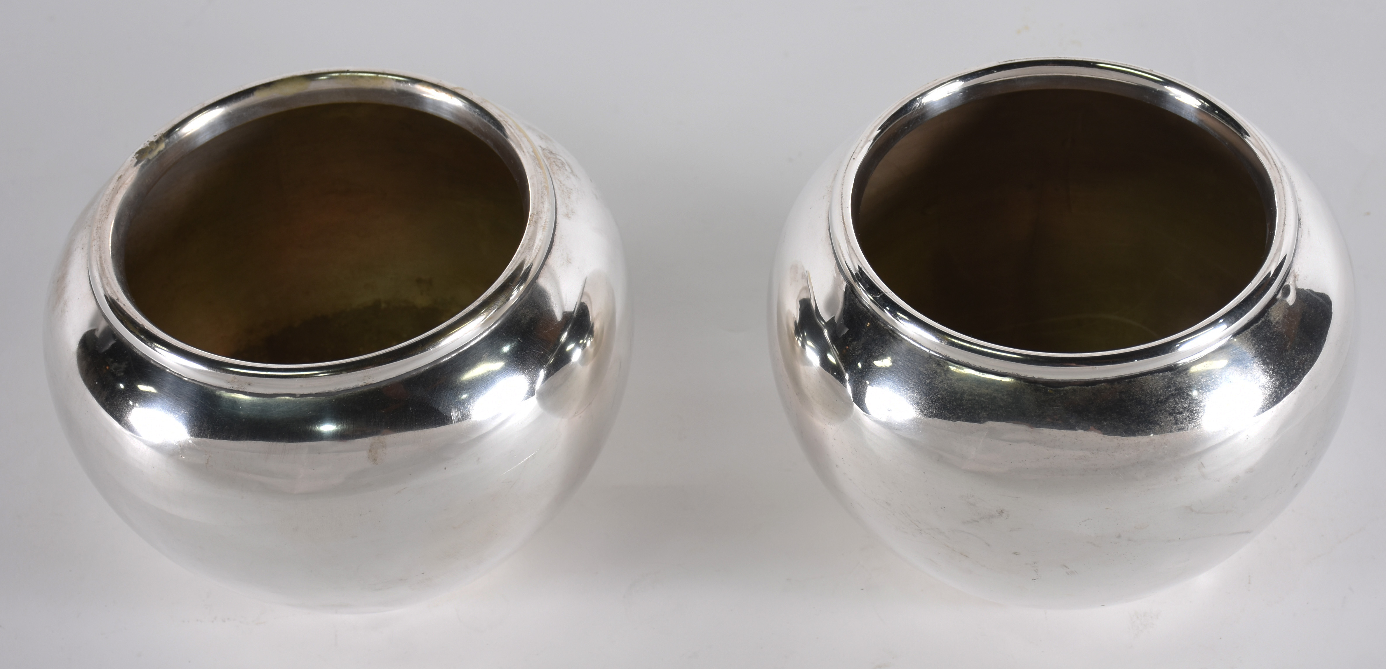 Par de bowls de metal prateado. - foto 1 de 2