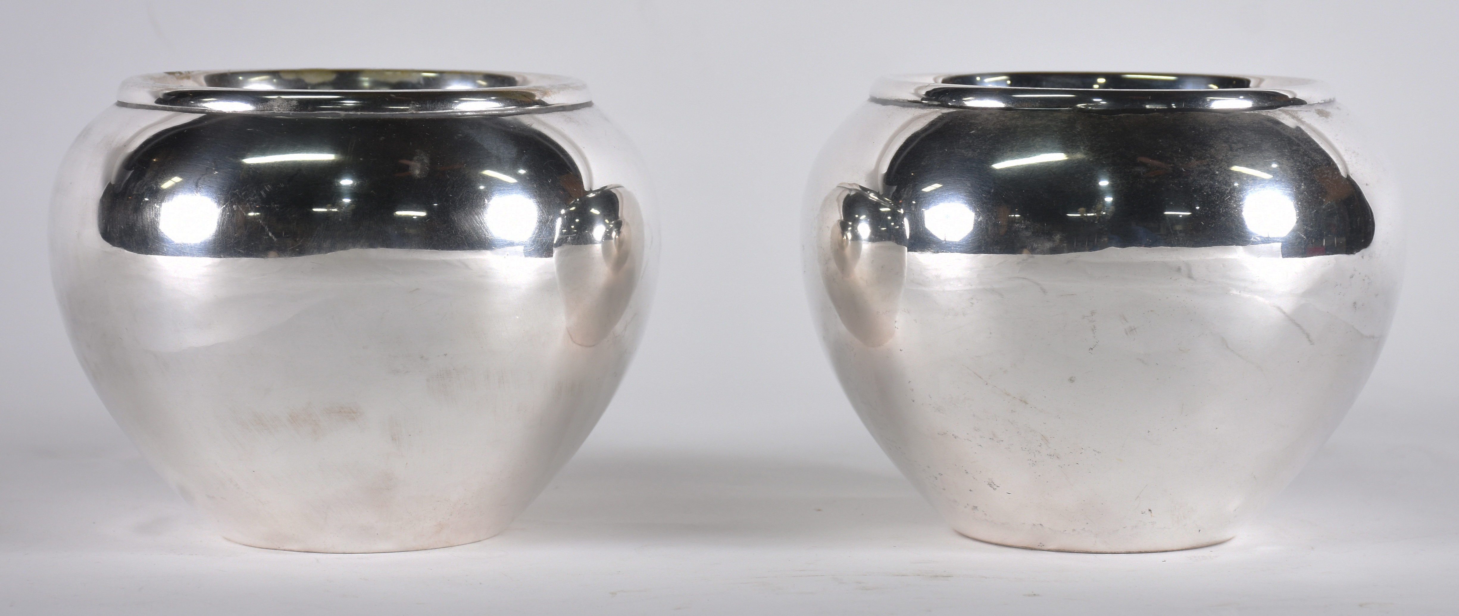 Par de bowls de metal prateado. - foto 2 de 2