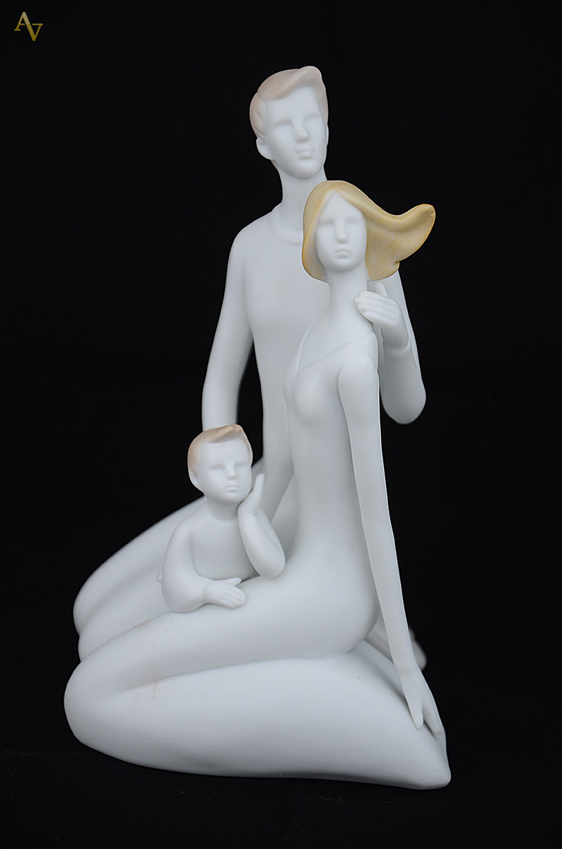 Peça em porcelana, procedência americana "Familia". Altura 25... - foto 1 de 2