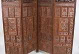 Biombo Indiano de quatro folhas, madeira nobre ... - Biombo Indiano de quatro folhas, madeira nobre com entalhes e vazados. Obs. Uma das terminações superiores faltando alguns segmentos da madeira.