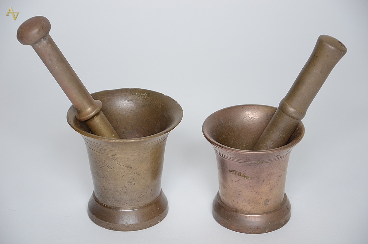 Dois Almofarizes de bronze com socador. Altura 11 cm e 13 cm. - foto 1 de 2
