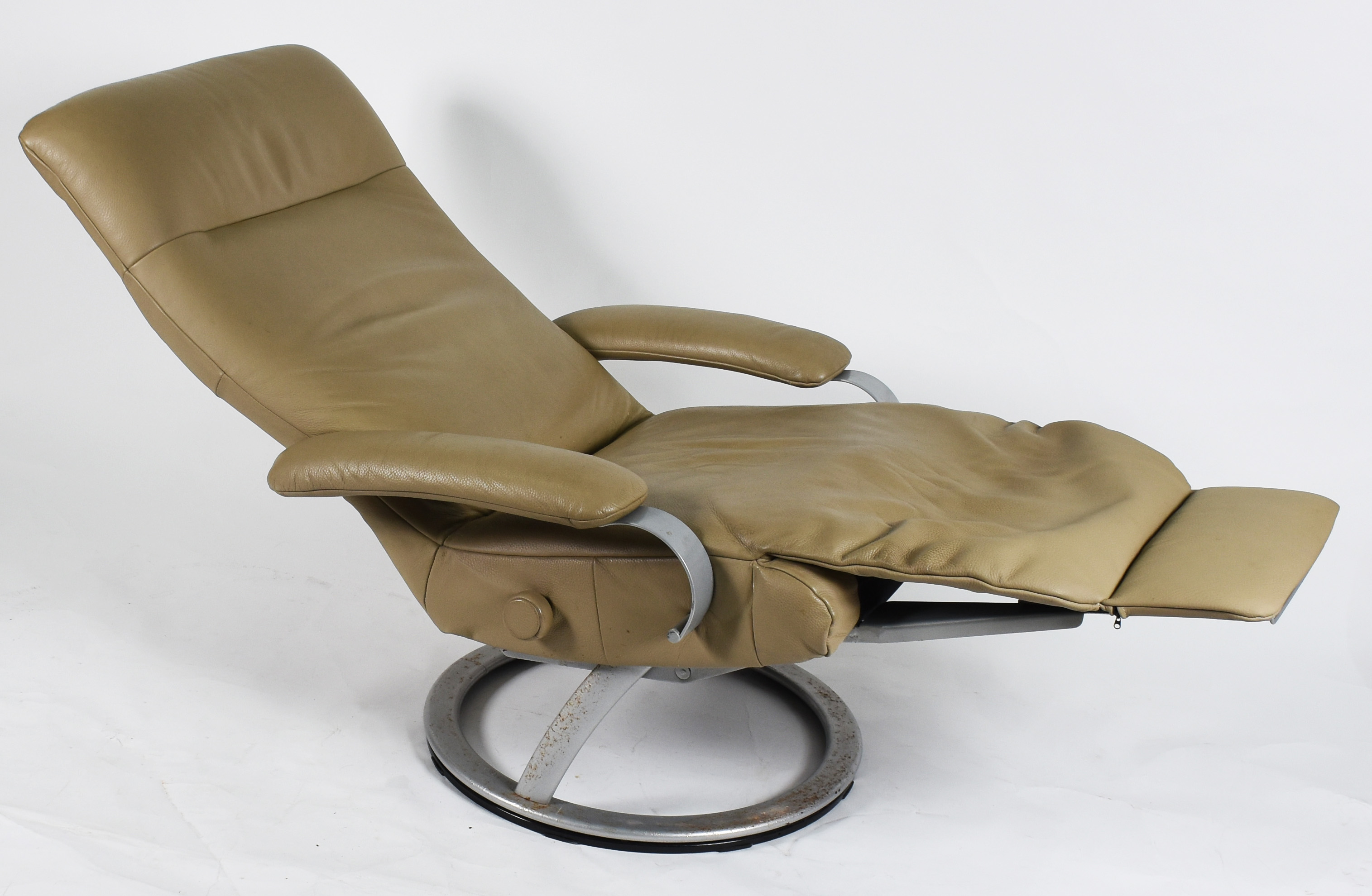 Par de poltronas com base de metal , estofamento bege de couro... - foto 4 de 5