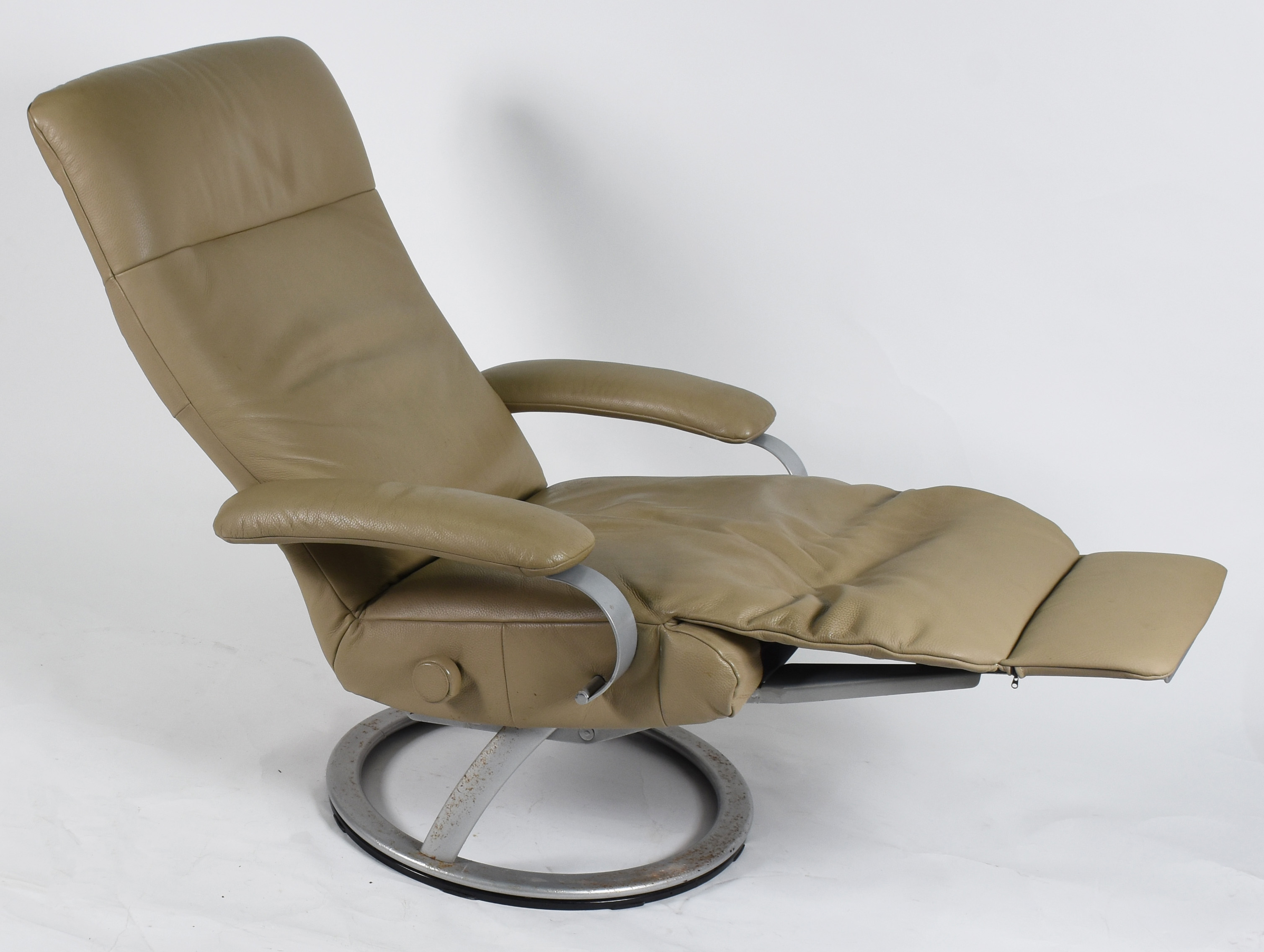 Par de poltronas com base de metal , estofamento bege de couro... - foto 5 de 5