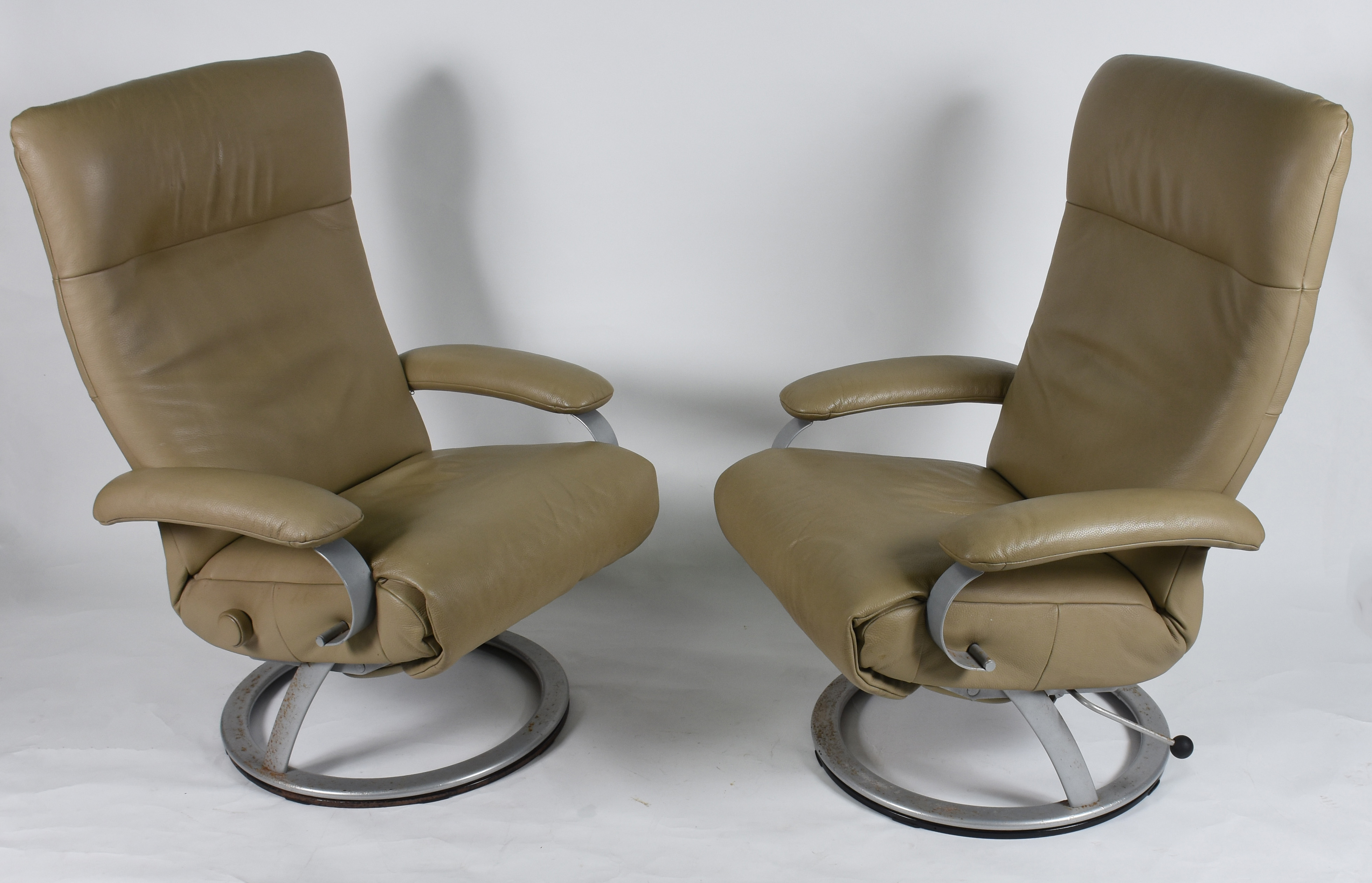 Par de poltronas com base de metal , estofamento bege de couro... - foto 1 de 5