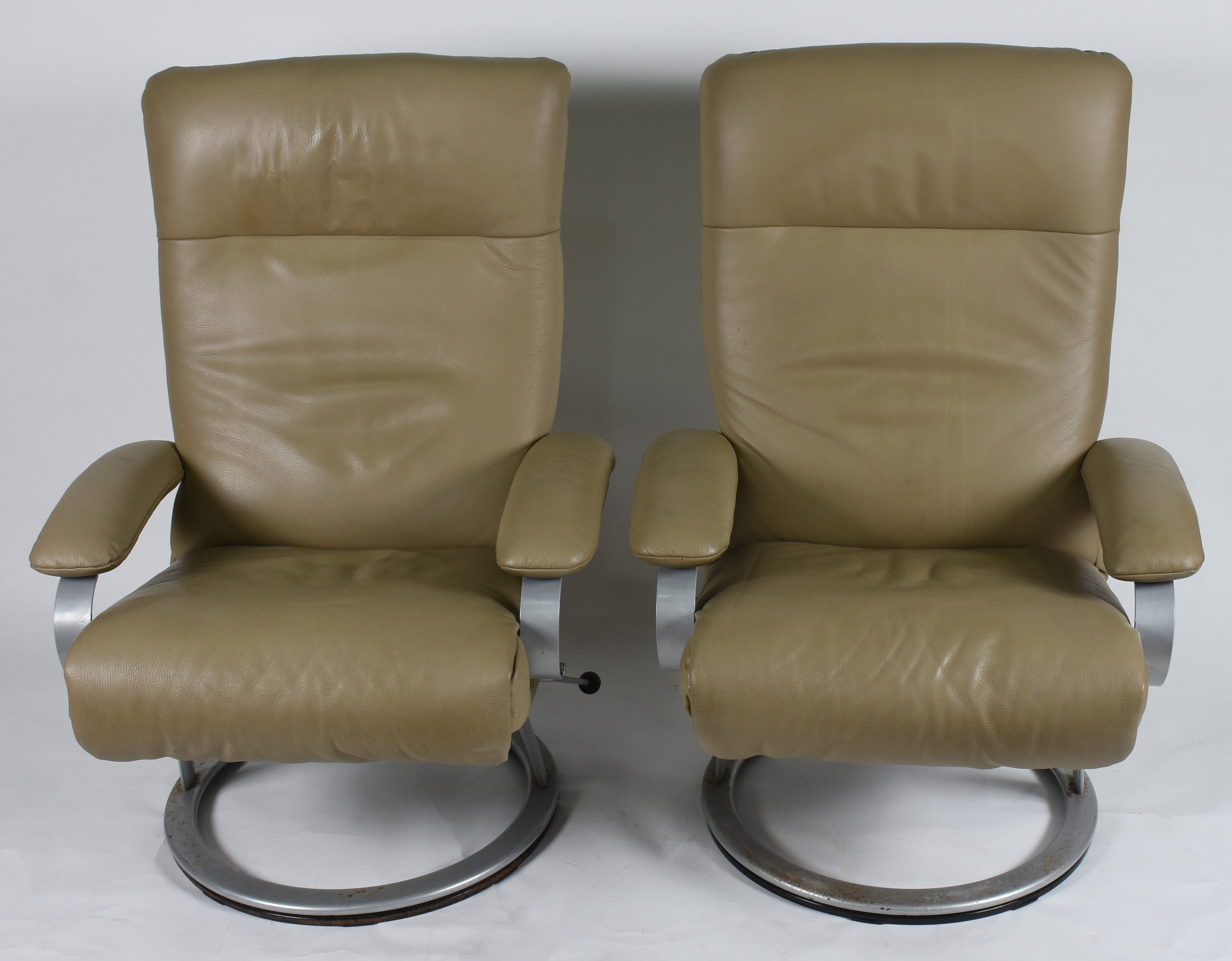 Par de poltronas com base de metal , estofamento bege de couro... - foto 2 de 5