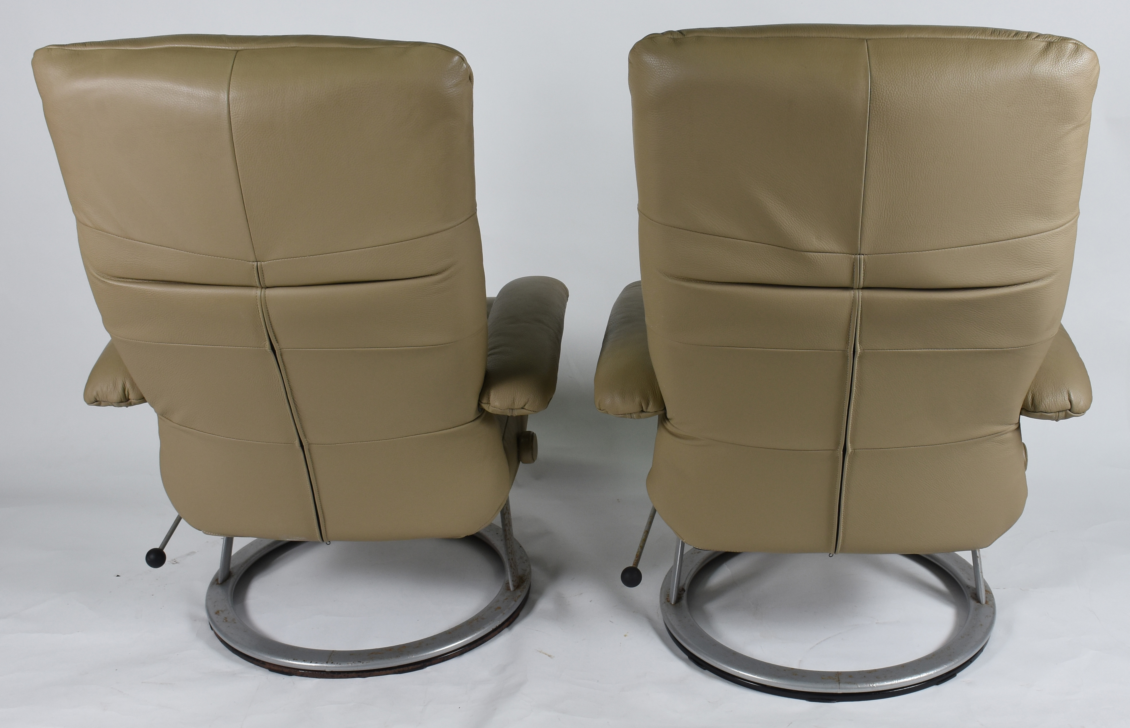 Par de poltronas com base de metal , estofamento bege de couro... - foto 3 de 5