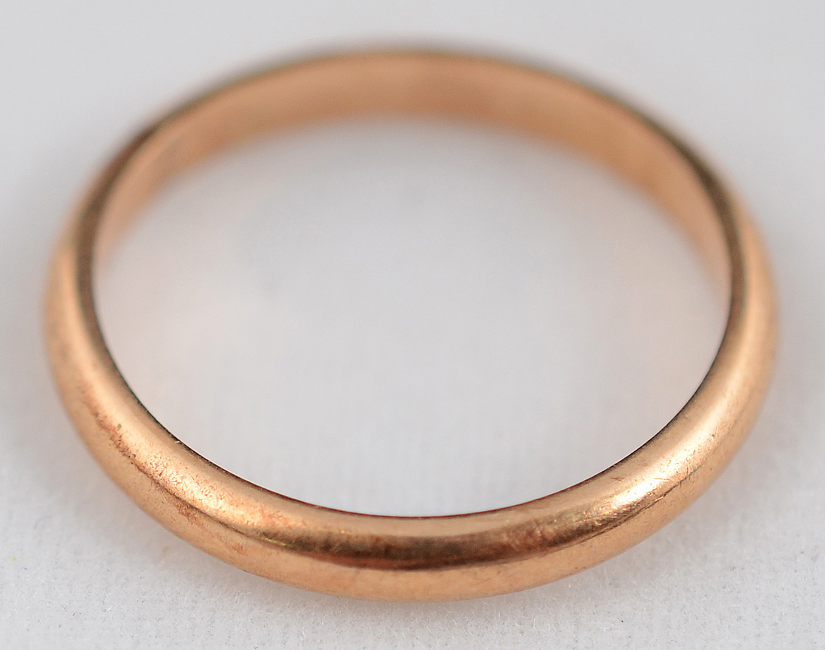 Aliança em ouro amarelo 18 k. Peso total 2,3 g - Aro 13,5.