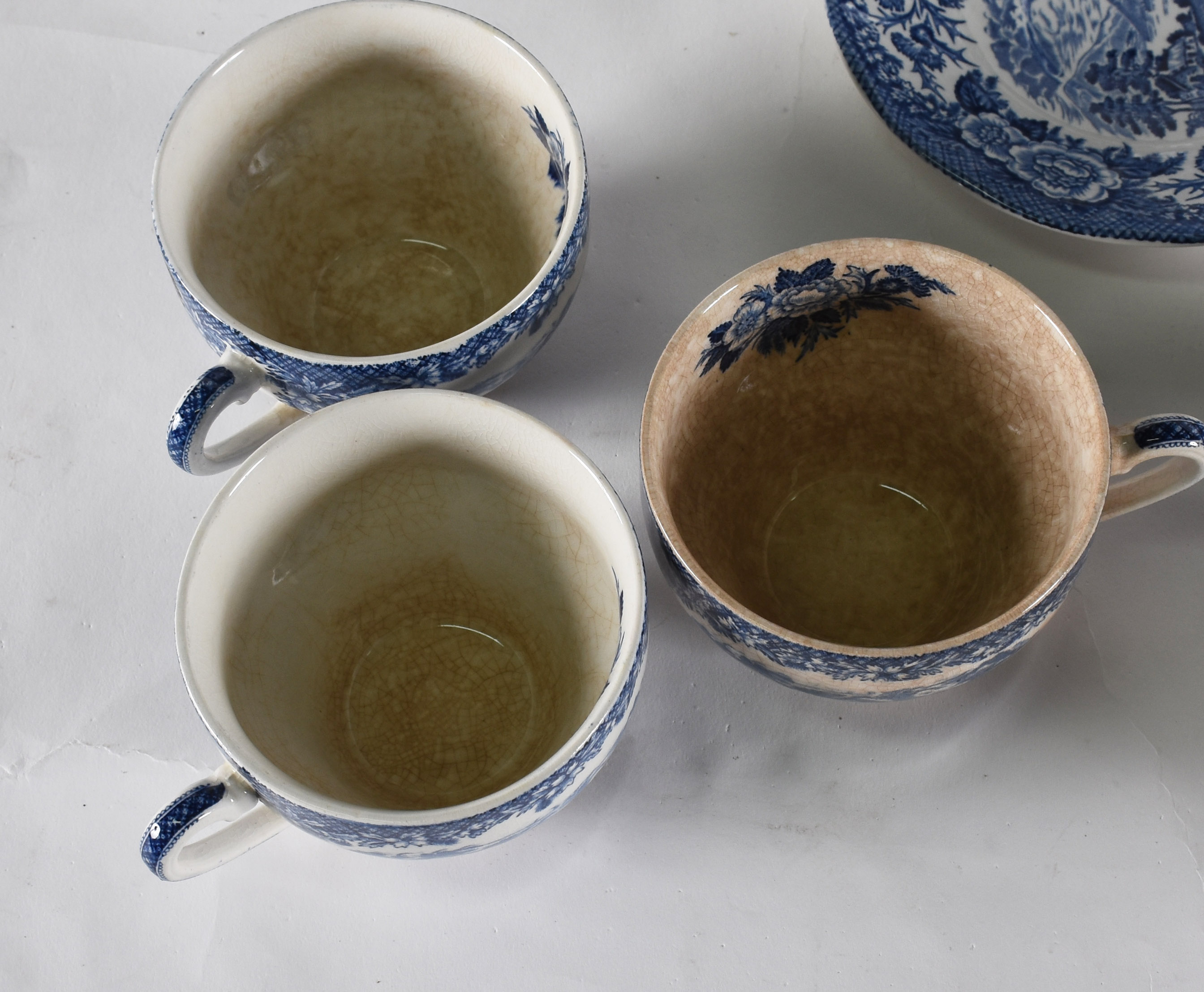 Serviço de chá de porcelana Inglesa sendo , 14 xícaras com pires , 12... - foto 3 de 8
