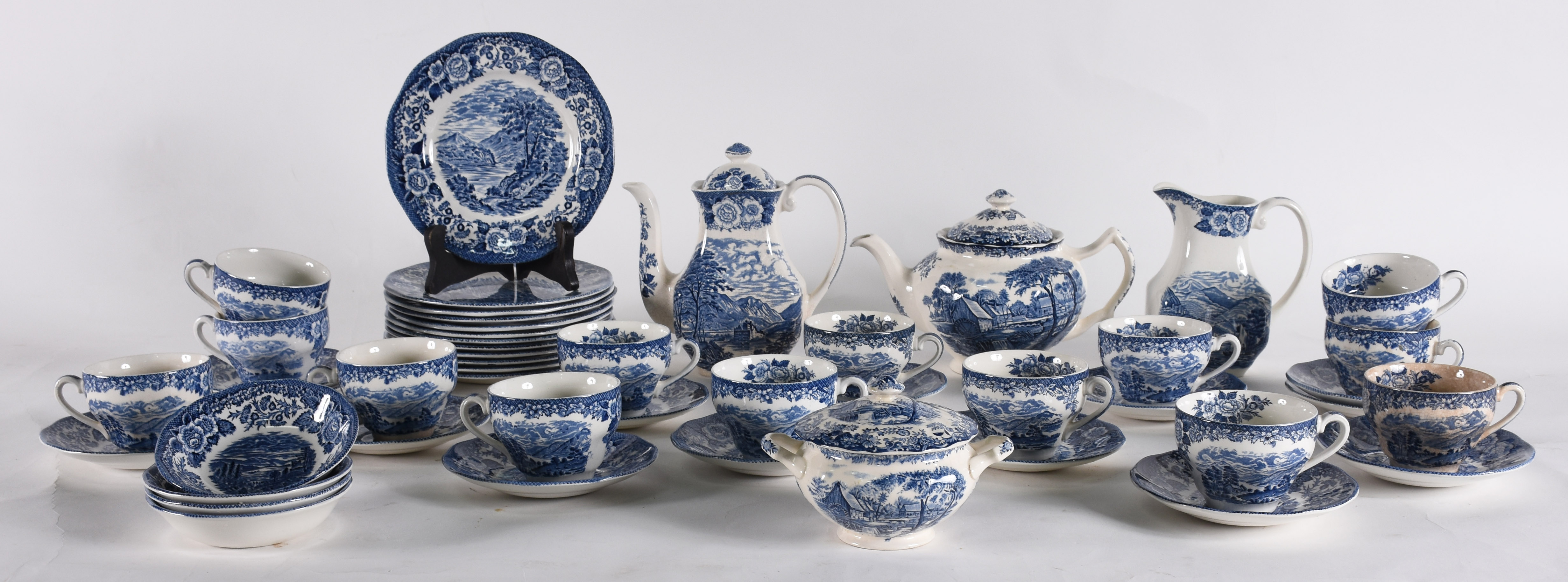 Serviço de chá de porcelana Inglesa sendo , 14 xícaras com pires , 12... - foto 1 de 8