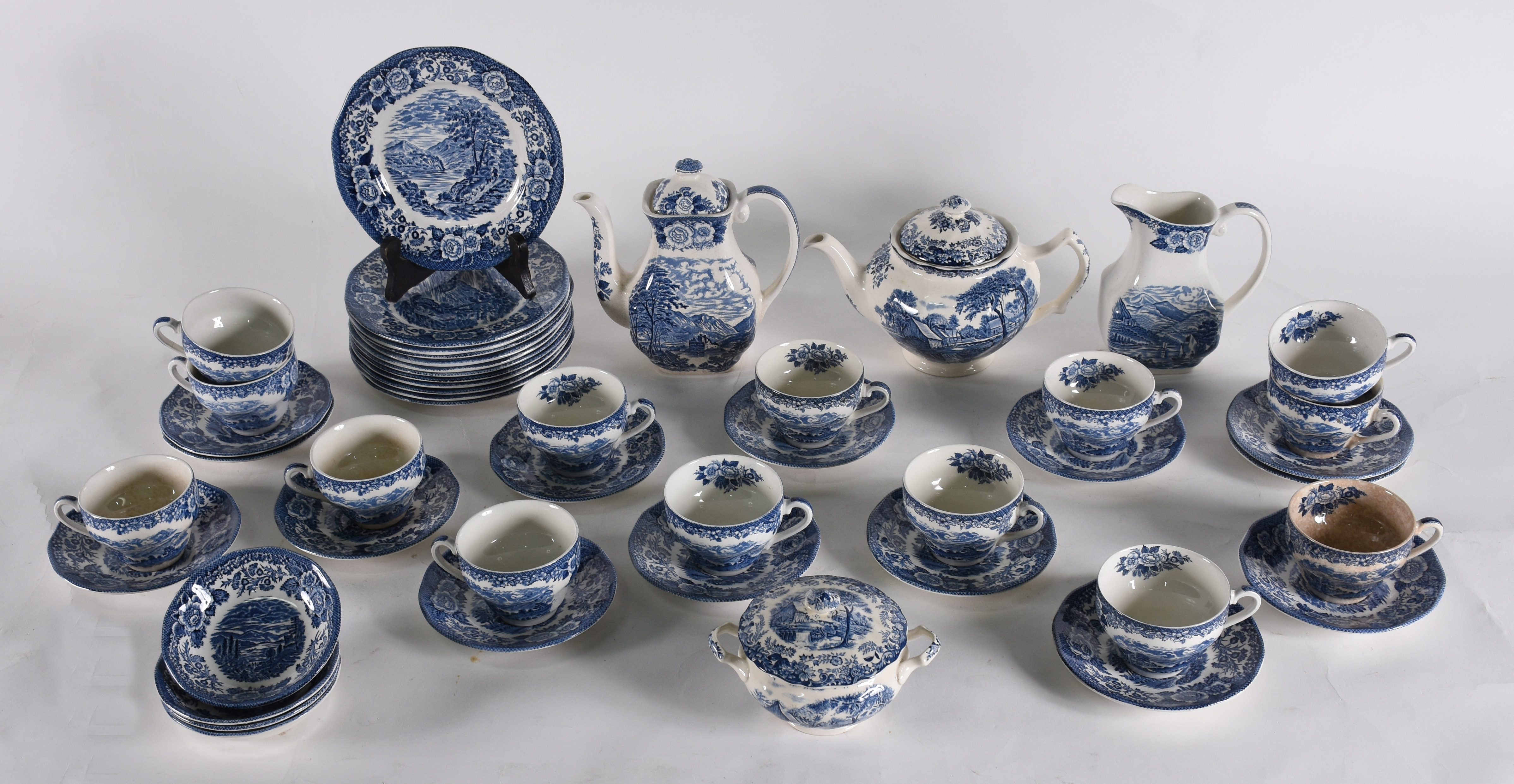 Serviço de chá de porcelana Inglesa sendo , 14 xícaras com pires , 12... - foto 2 de 8
