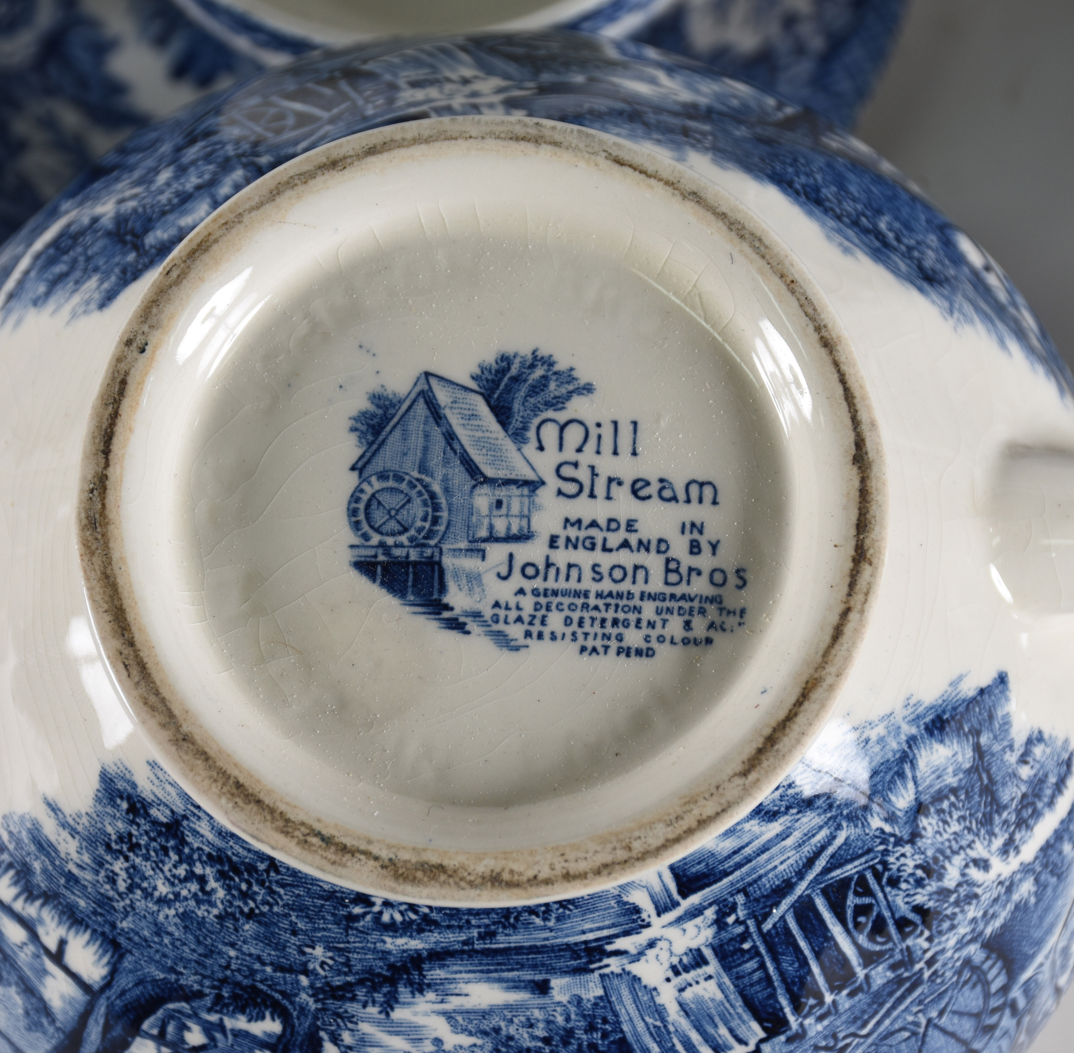 Serviço de chá de porcelana Inglesa sendo , 14 xícaras com pires , 12... - foto 8 de 8