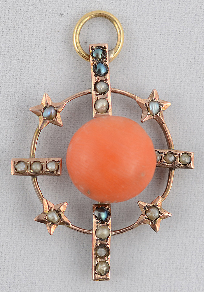 Delicado pendente em ouro 14 K (padrão U.S.A), com coral cabochon na...