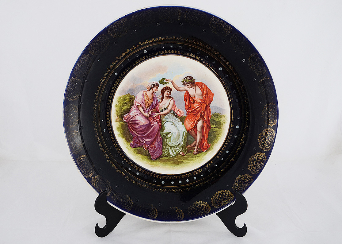 Medalhão de porcelana com ninfas em policromia. Diâmetro 32 cm. - foto 1 de 2