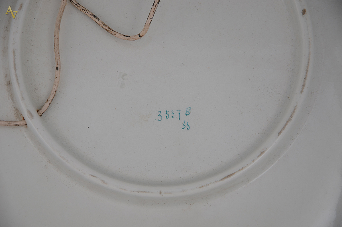 Medalhão de porcelana com ninfas em policromia. Diâmetro 32 cm. - foto 2 de 2