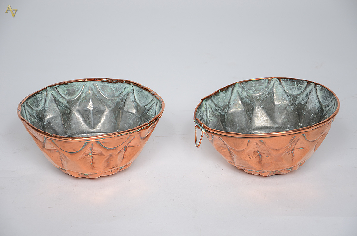 Dois bowls de cobre com flores em relevo. Diâmetro 19 cm e altura 10...