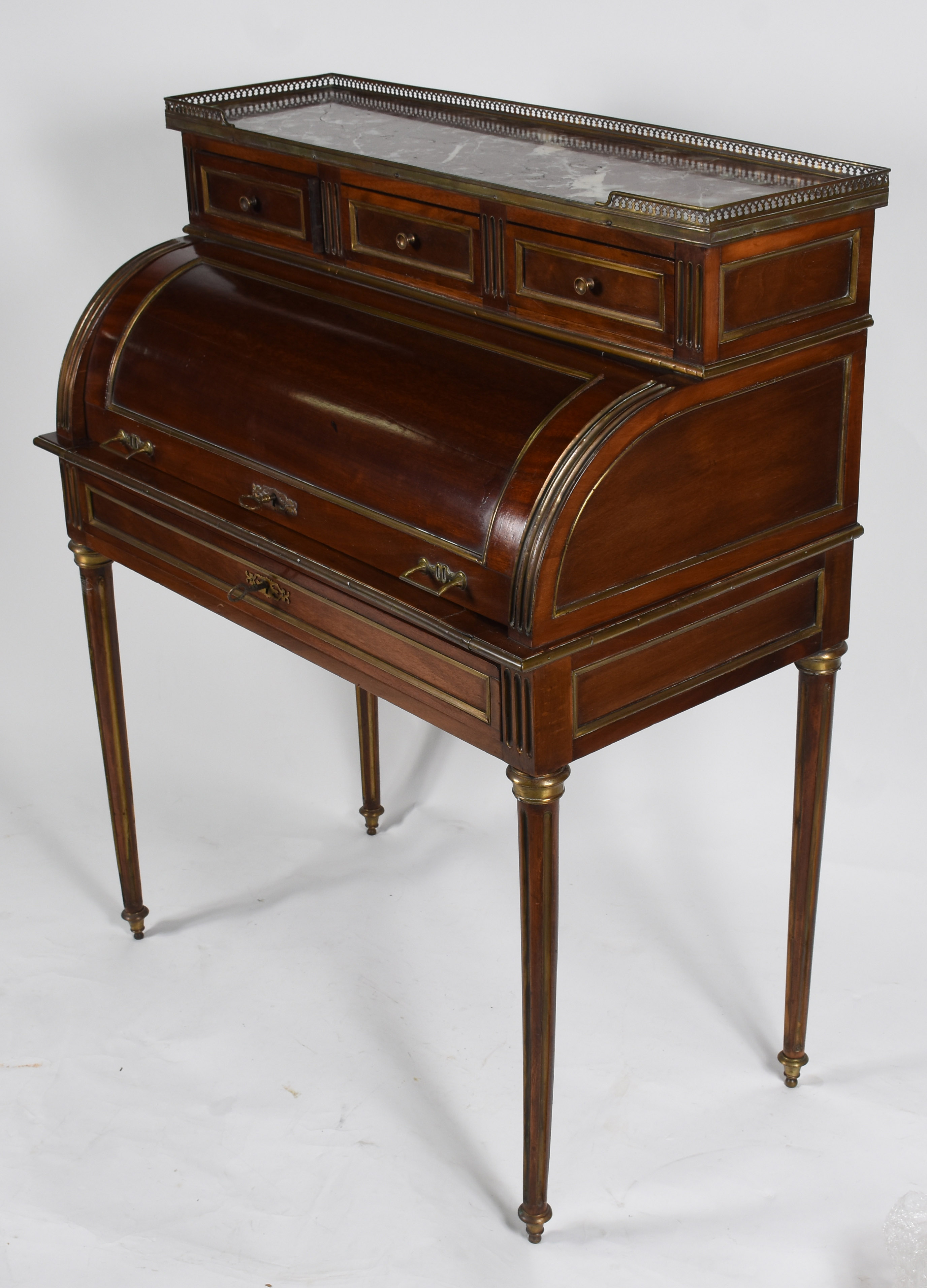 Bureau estilo frances de madeira nobre, uma gaveta, tampo arredondado... - foto 1 de 3