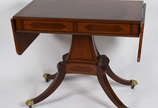 Mesa estilo ingles de madeira nobre, duas gavet... - Mesa estilo ingles de madeira nobre, duas gavetas, laterais com abas articuladas, apoio em coluna central terminando em 4 pernas recurvas com po...