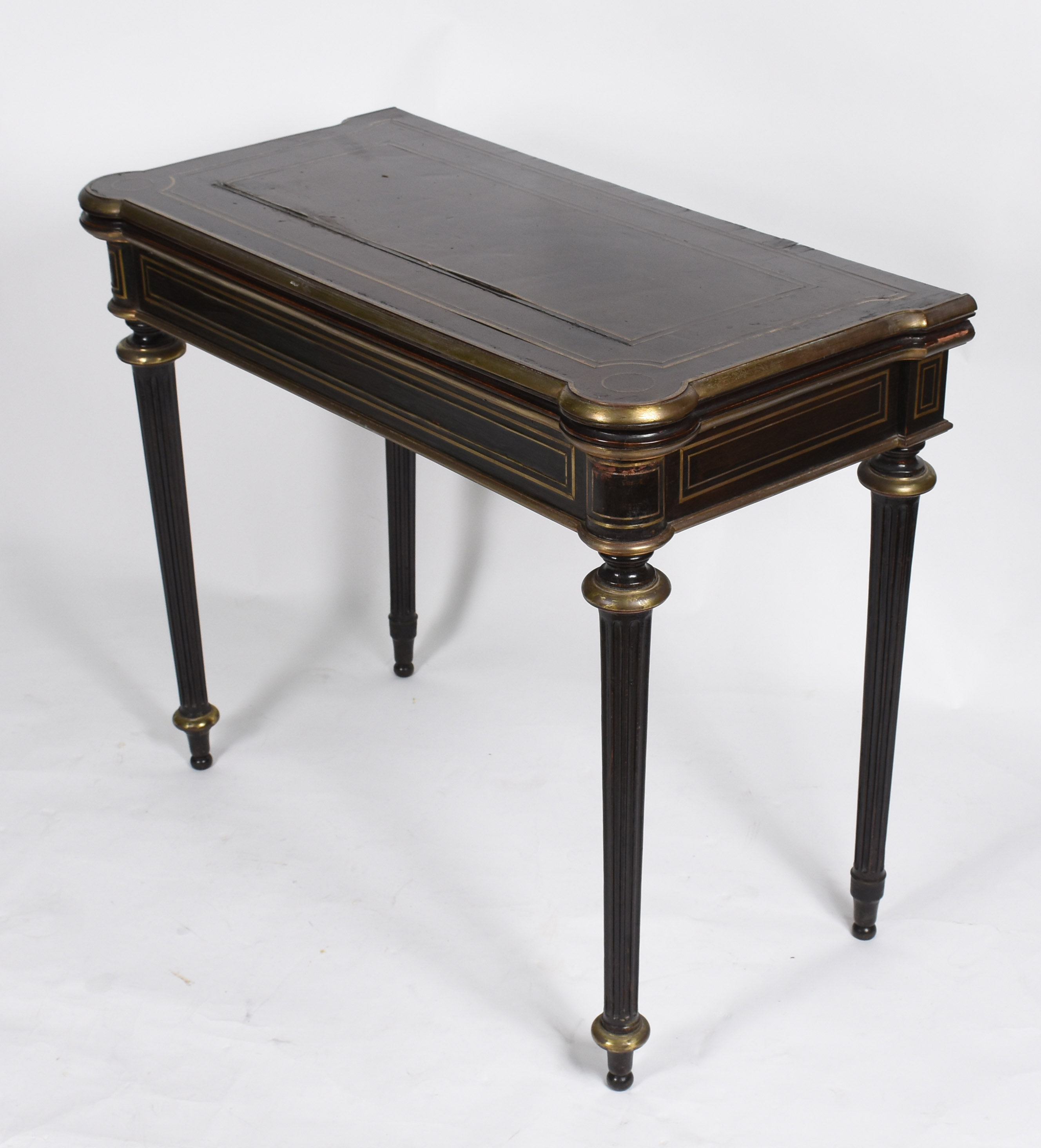 Mesa de jogo de madeira nobre, tampo dobrável, pernas cilindricas... - foto 1 de 5
