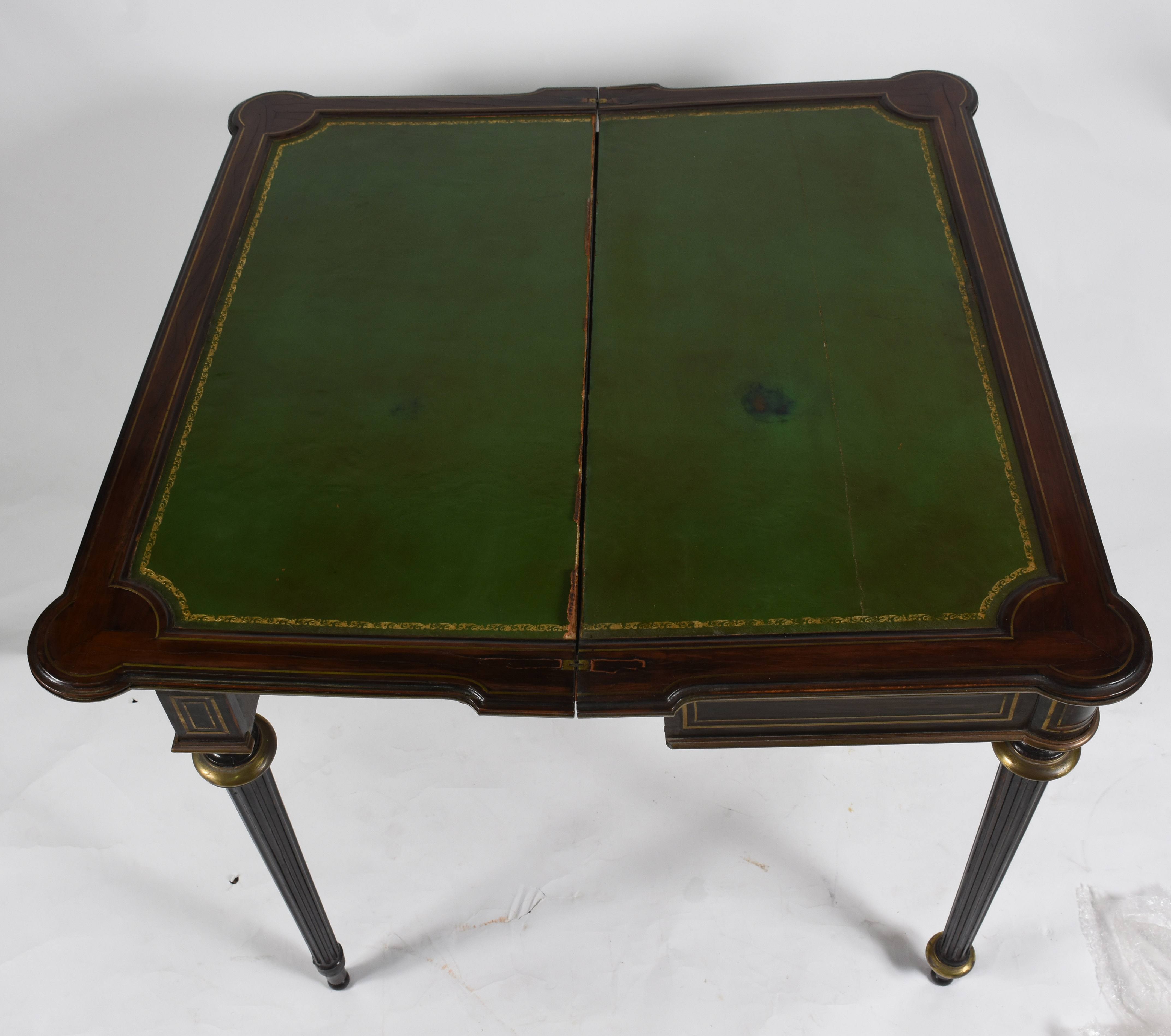 Mesa de jogo de madeira nobre, tampo dobrável, pernas cilindricas... - foto 4 de 5