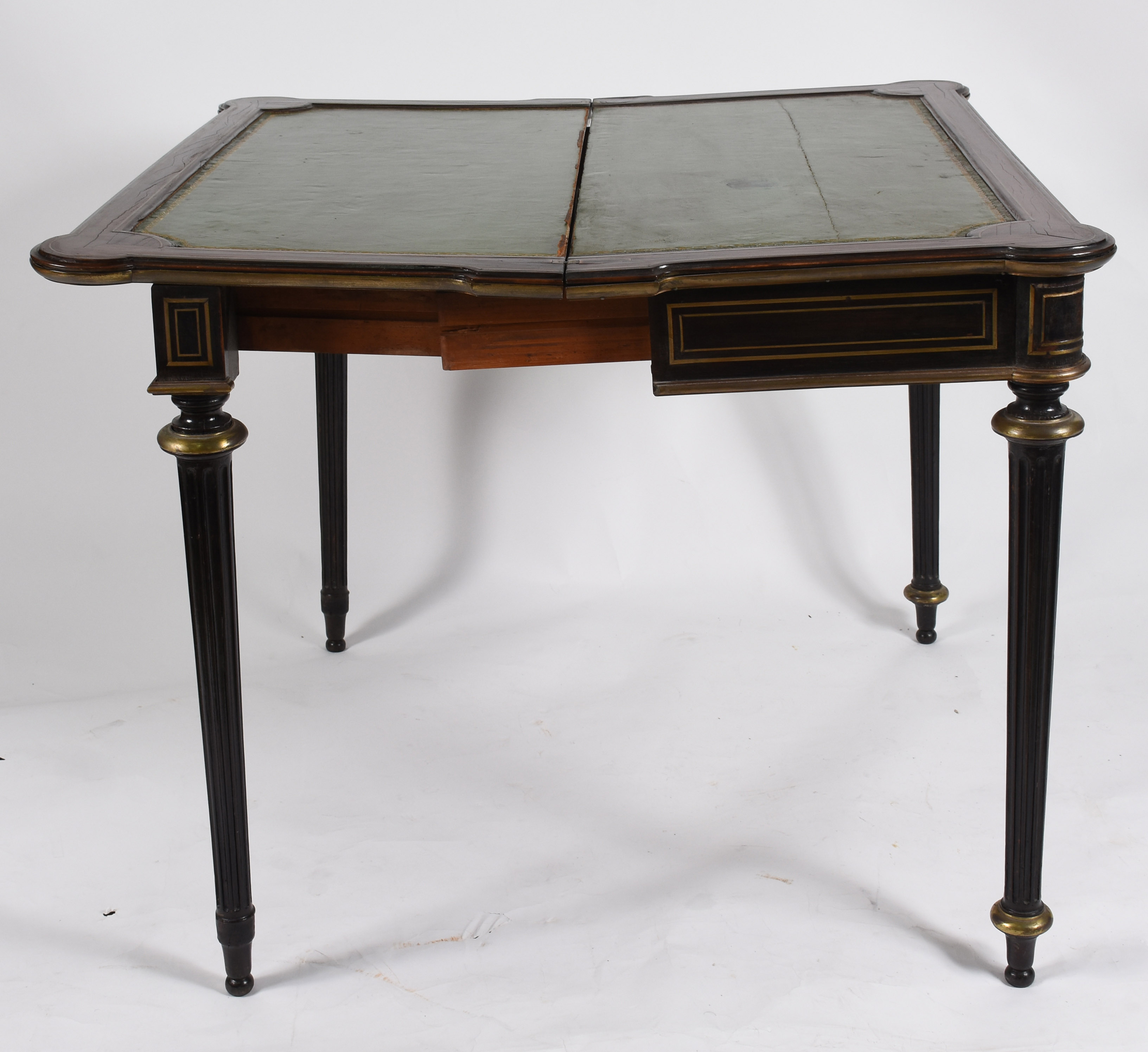 Mesa de jogo de madeira nobre, tampo dobrável, pernas cilindricas... - foto 5 de 5