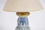 Abatjour de porcelana oriental azul e branca, p... - Abatjour de porcelana oriental azul e branca, peanha de madeira, cúpula na cor bege.