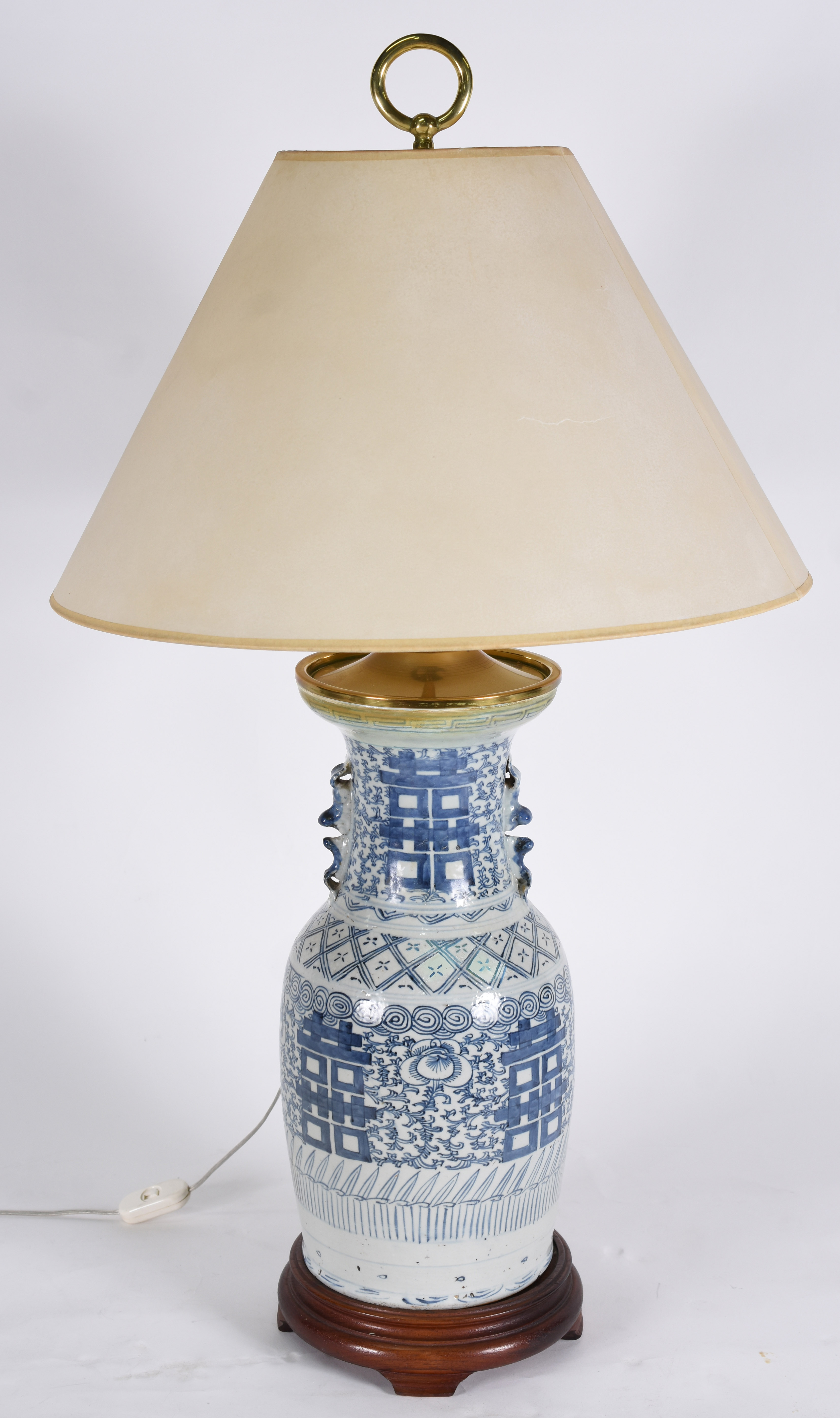 Abatjour de porcelana oriental azul e branca, peanha de madeira... - foto 1 de 3