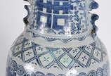 Abatjour de porcelana oriental azul e branca, p... - Abatjour de porcelana oriental azul e branca, peanha de madeira, cúpula na cor bege.