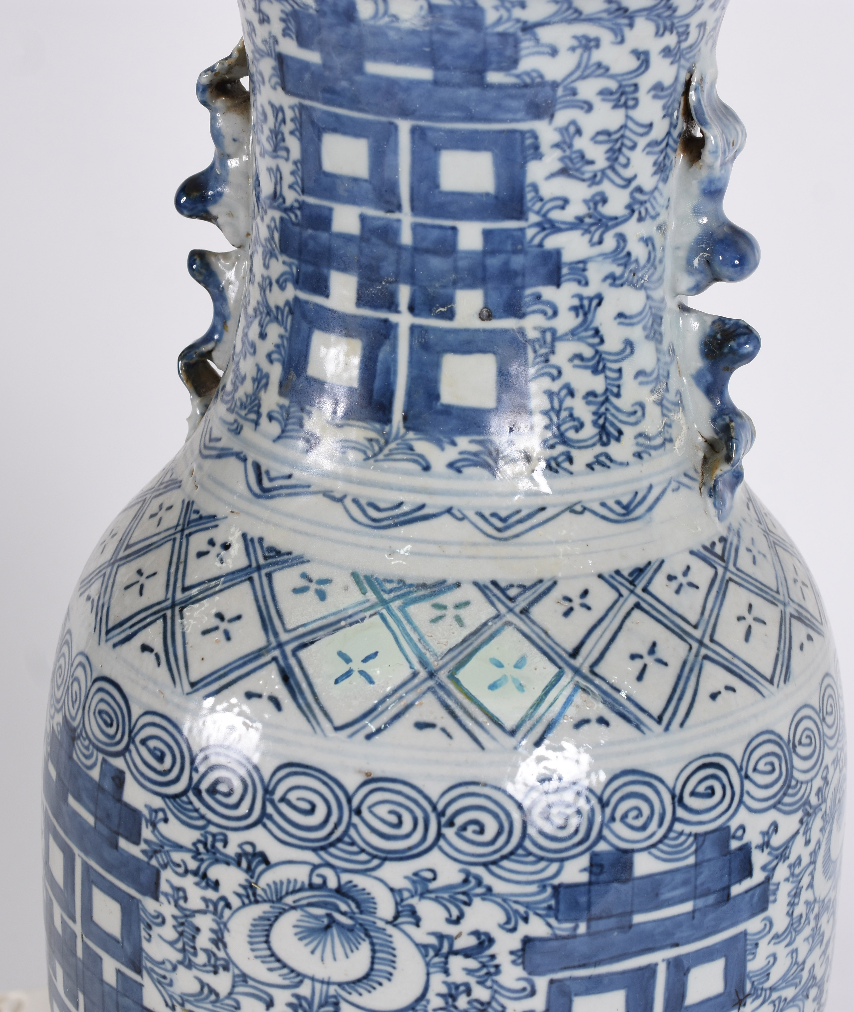 Abatjour de porcelana oriental azul e branca, peanha de madeira... - foto 2 de 3