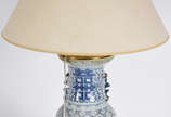 Abatjour de porcelana oriental azul e branca, p... - Abatjour de porcelana oriental azul e branca, peanha de madeira, cúpula na cor bege.