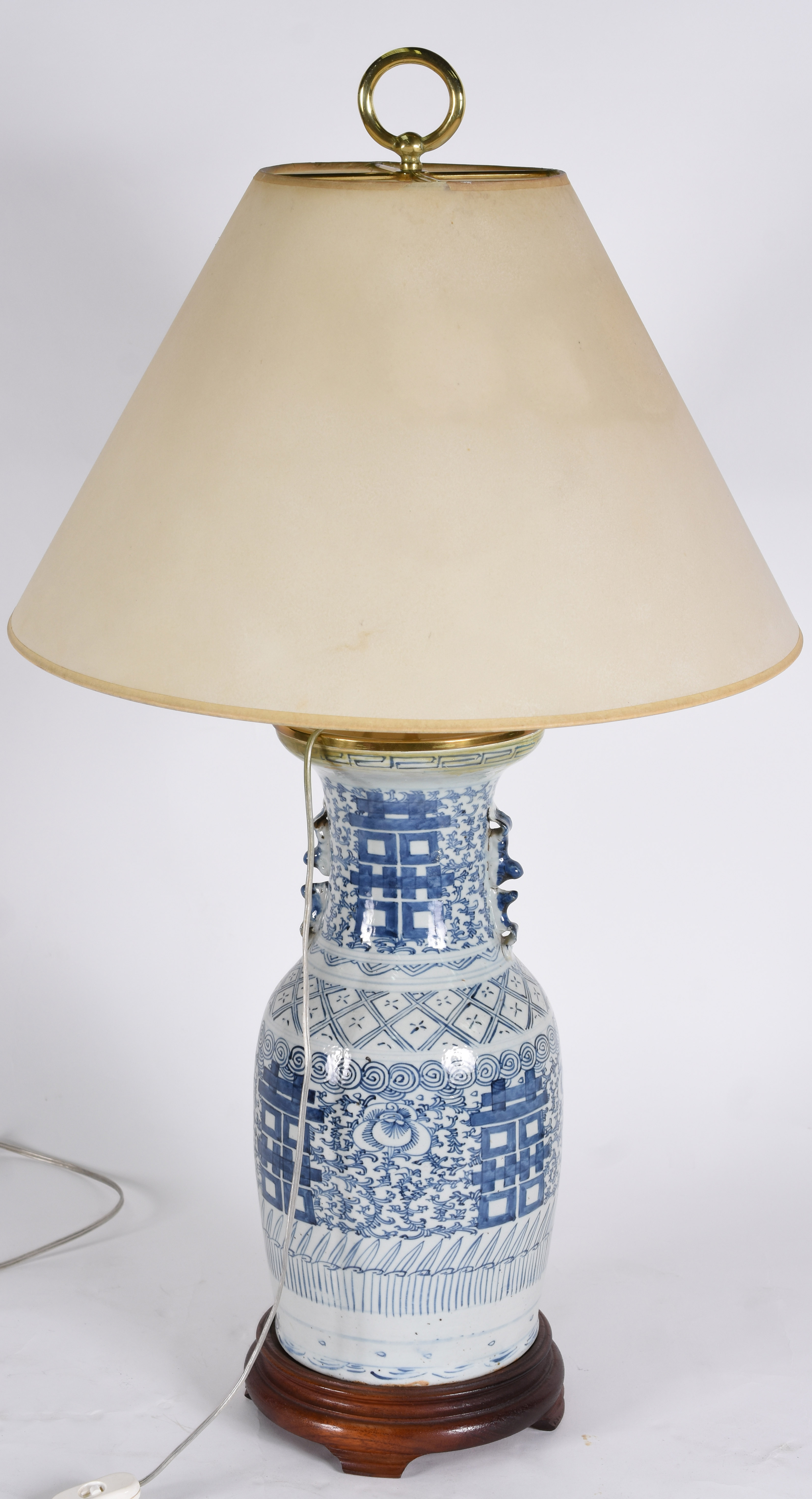 Abatjour de porcelana oriental azul e branca, peanha de madeira... - foto 3 de 3