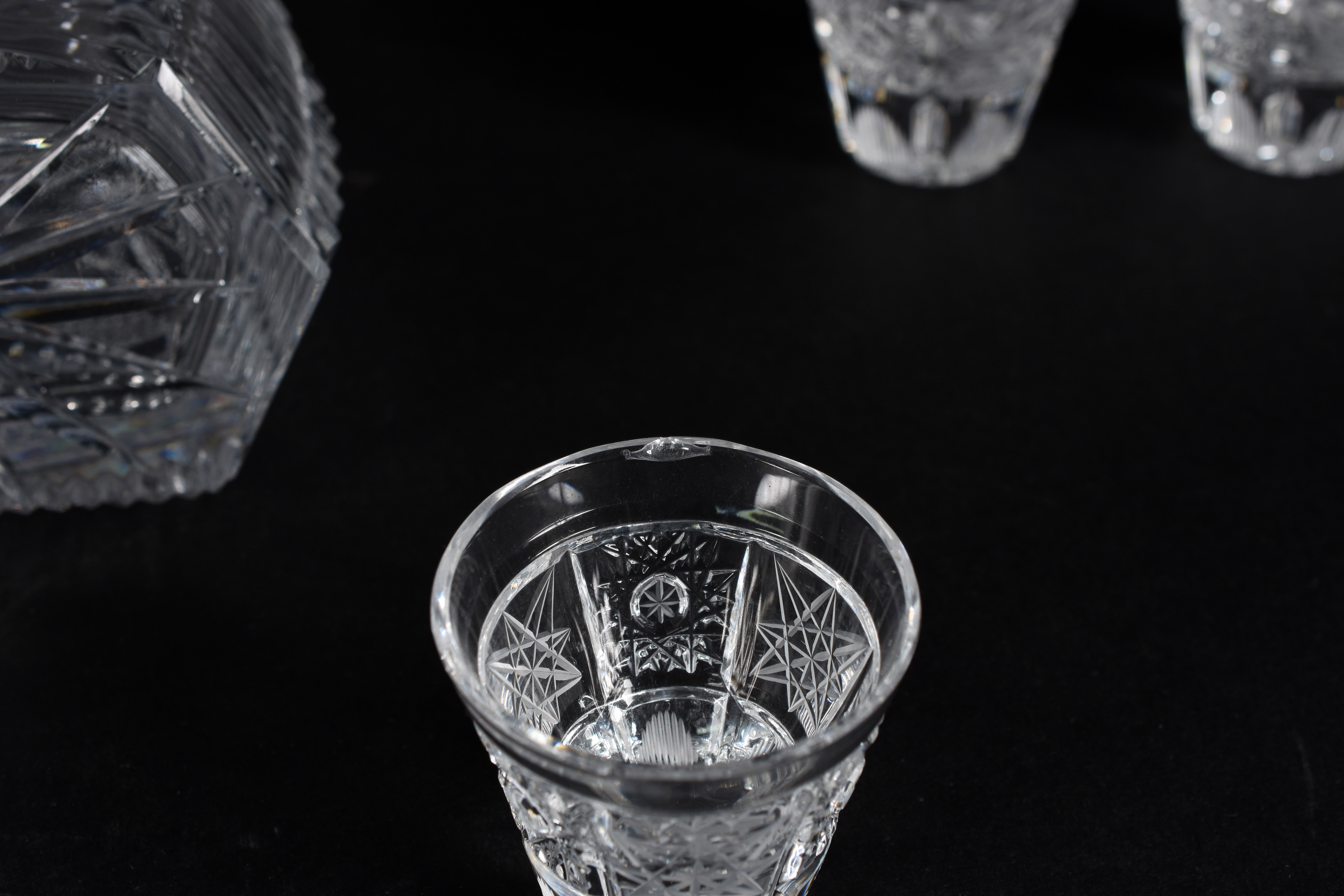 Licoreira de cristal lapidado com 6 copinhos ( Bicadinhos) - foto 4 de 4