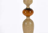 Abatjour de resina bege com detalhe central na ... - Abatjour de resina bege com detalhe central na cor âmbar, design moderno.