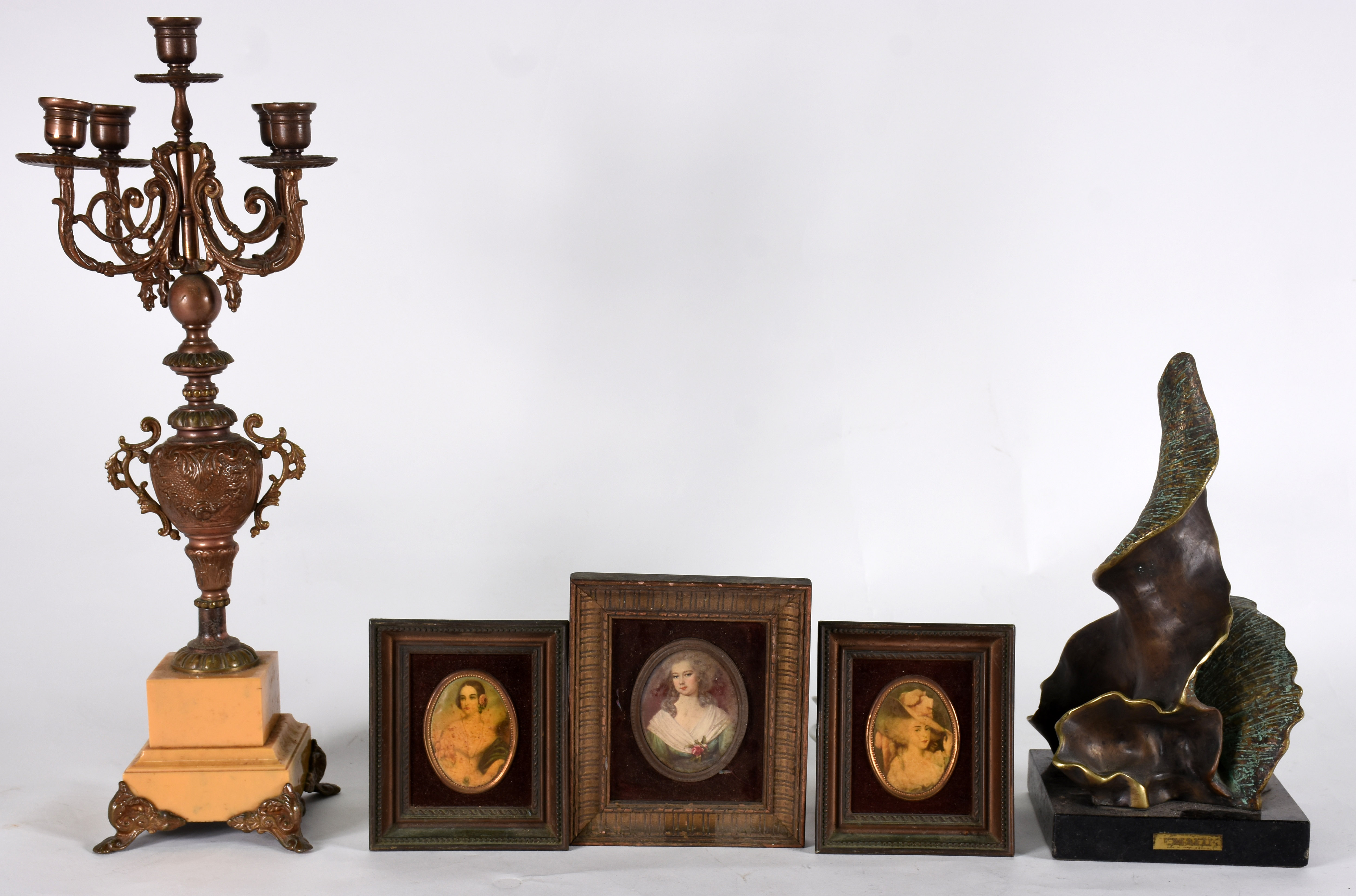 Cinco peças diversas, sendo, candelabro para 5 velas , 3 quadrinhos e... - foto 1 de 5