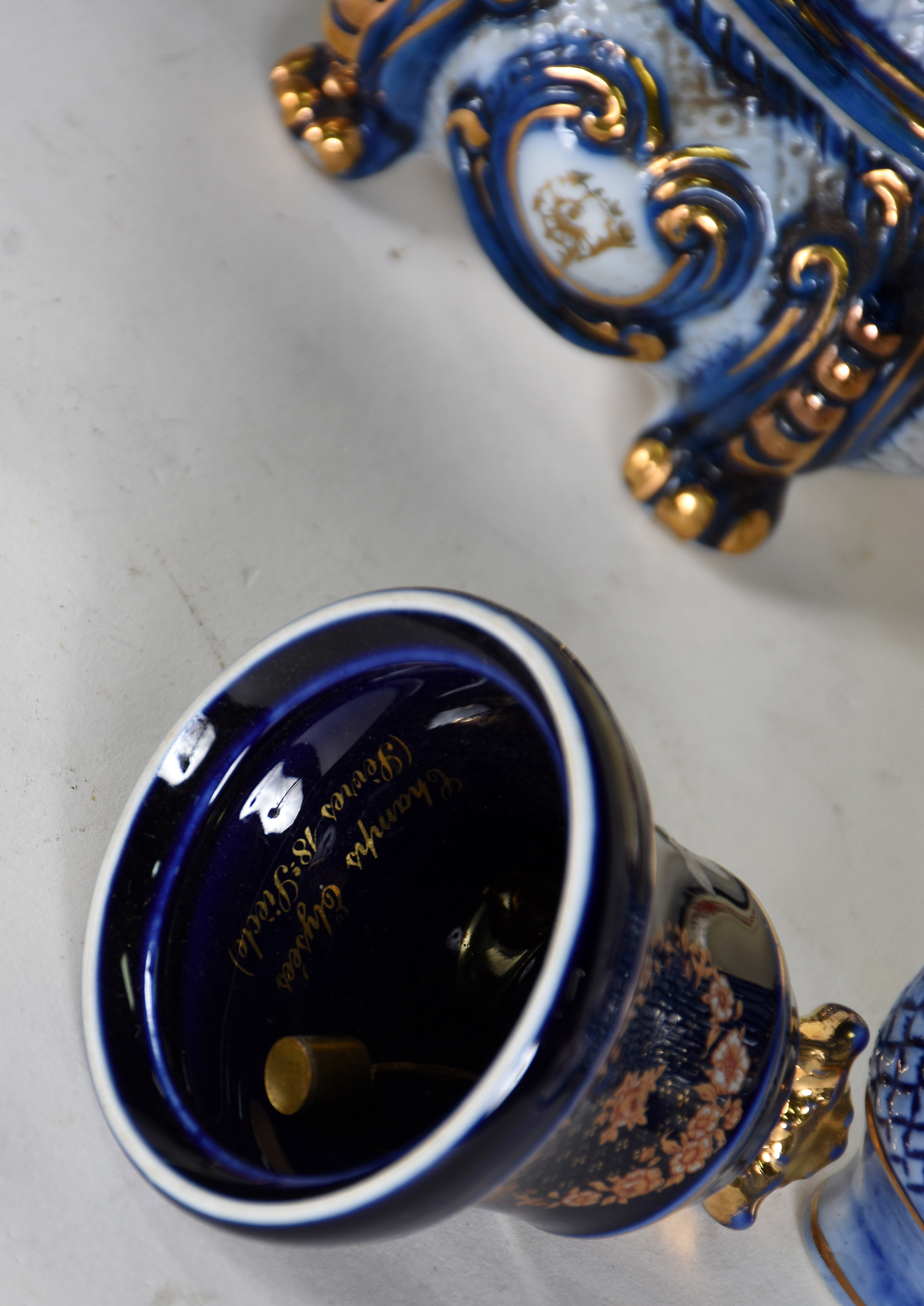 Diversas peças de porcelana sendo: Caixa com " anjos" ,enfeite de... - foto 2 de 8