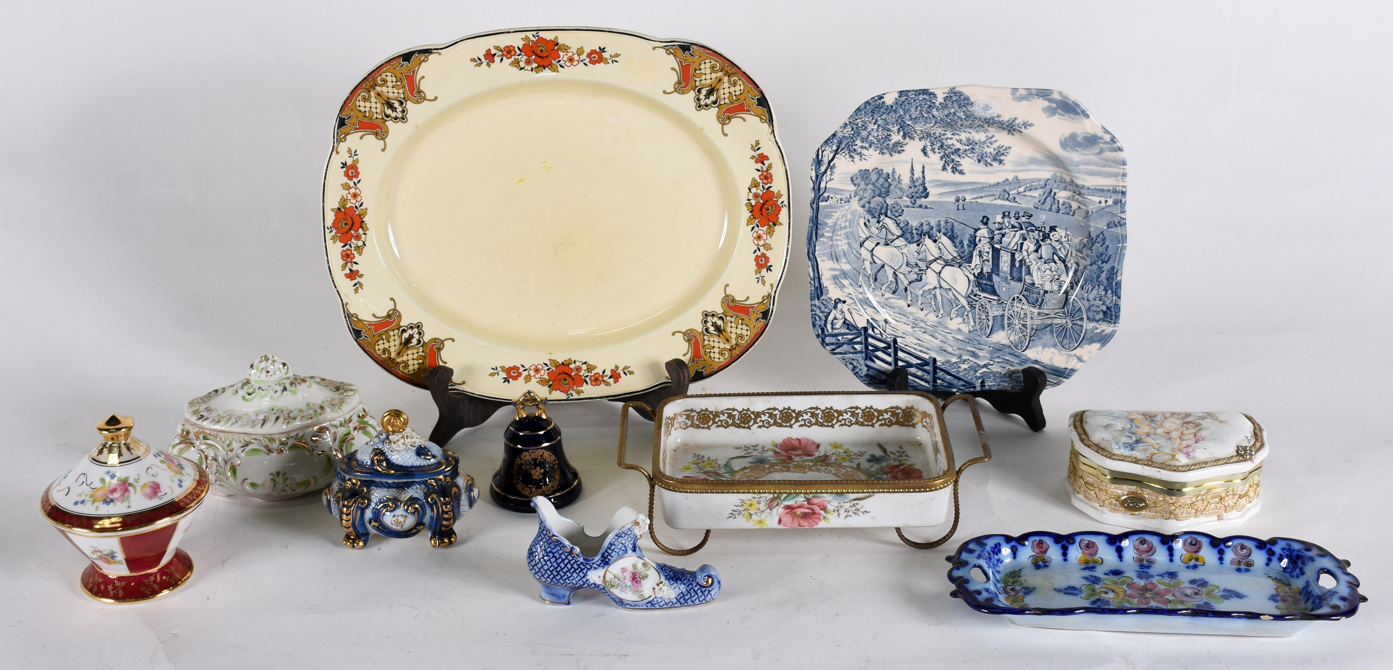 Diversas peças de porcelana sendo: Caixa com " anjos" ,enfeite de... - foto 1 de 8