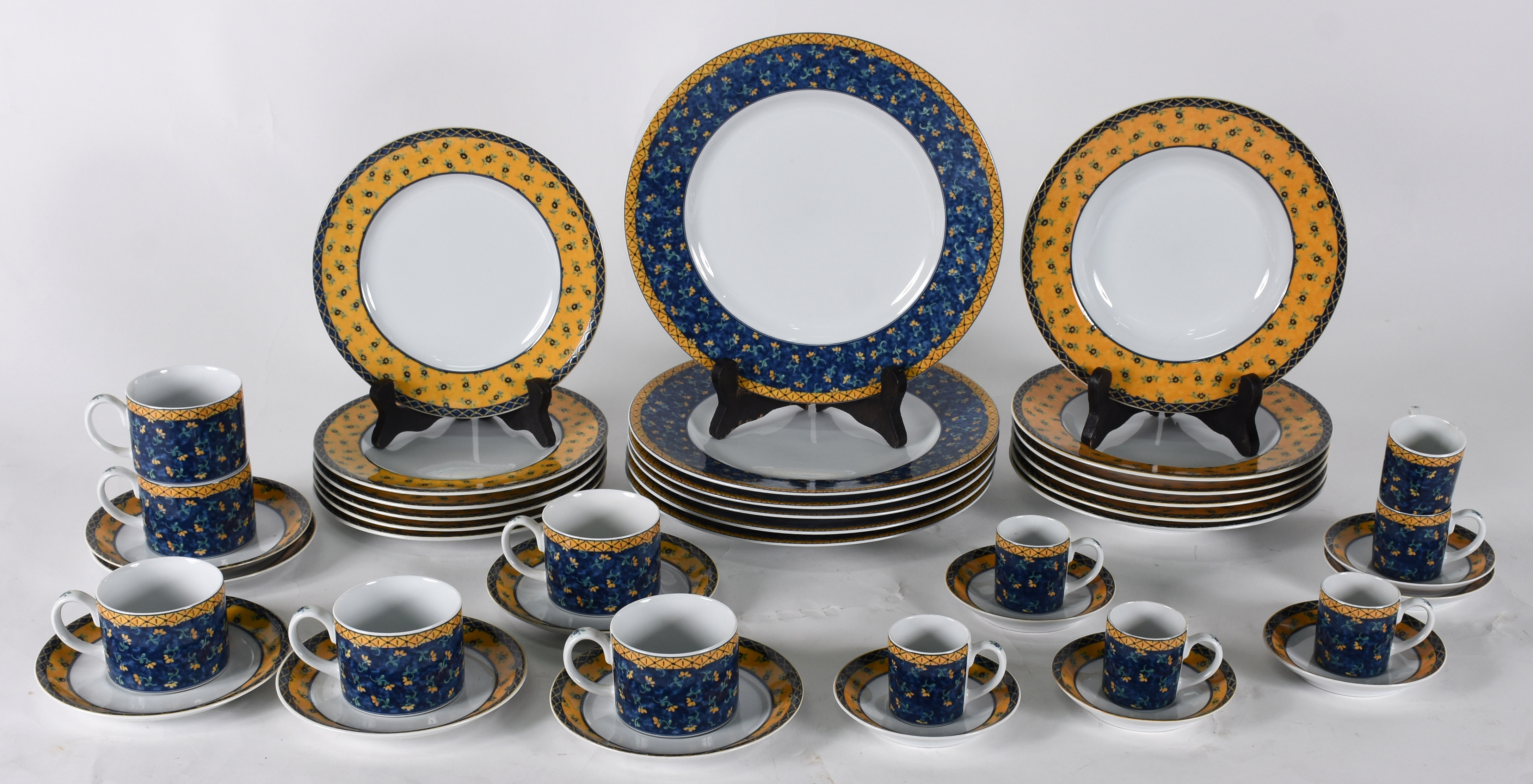 Aparelho de jantar de porcelana Vista Alegre composto de , 6 pratos... - foto 1 de 3