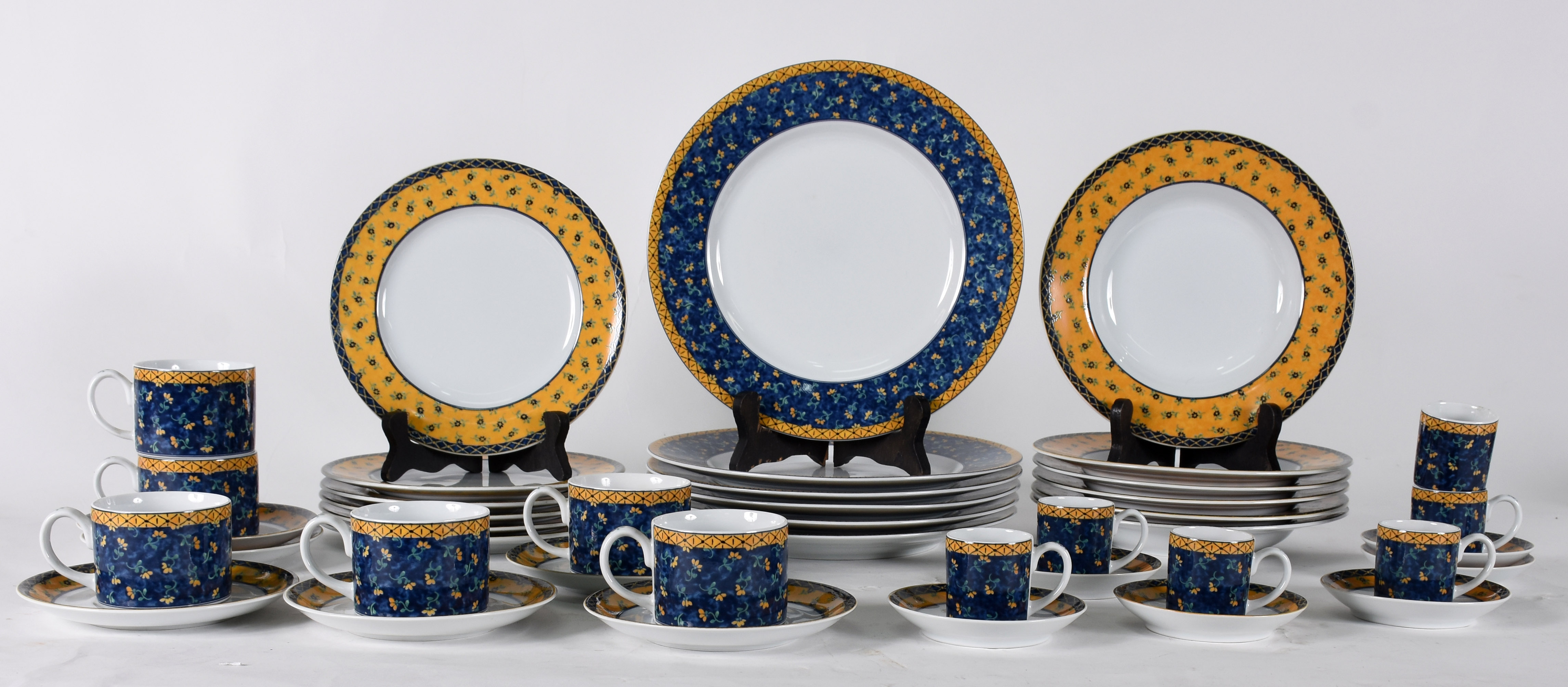 Aparelho de jantar de porcelana Vista Alegre composto de , 6 pratos... - foto 2 de 3