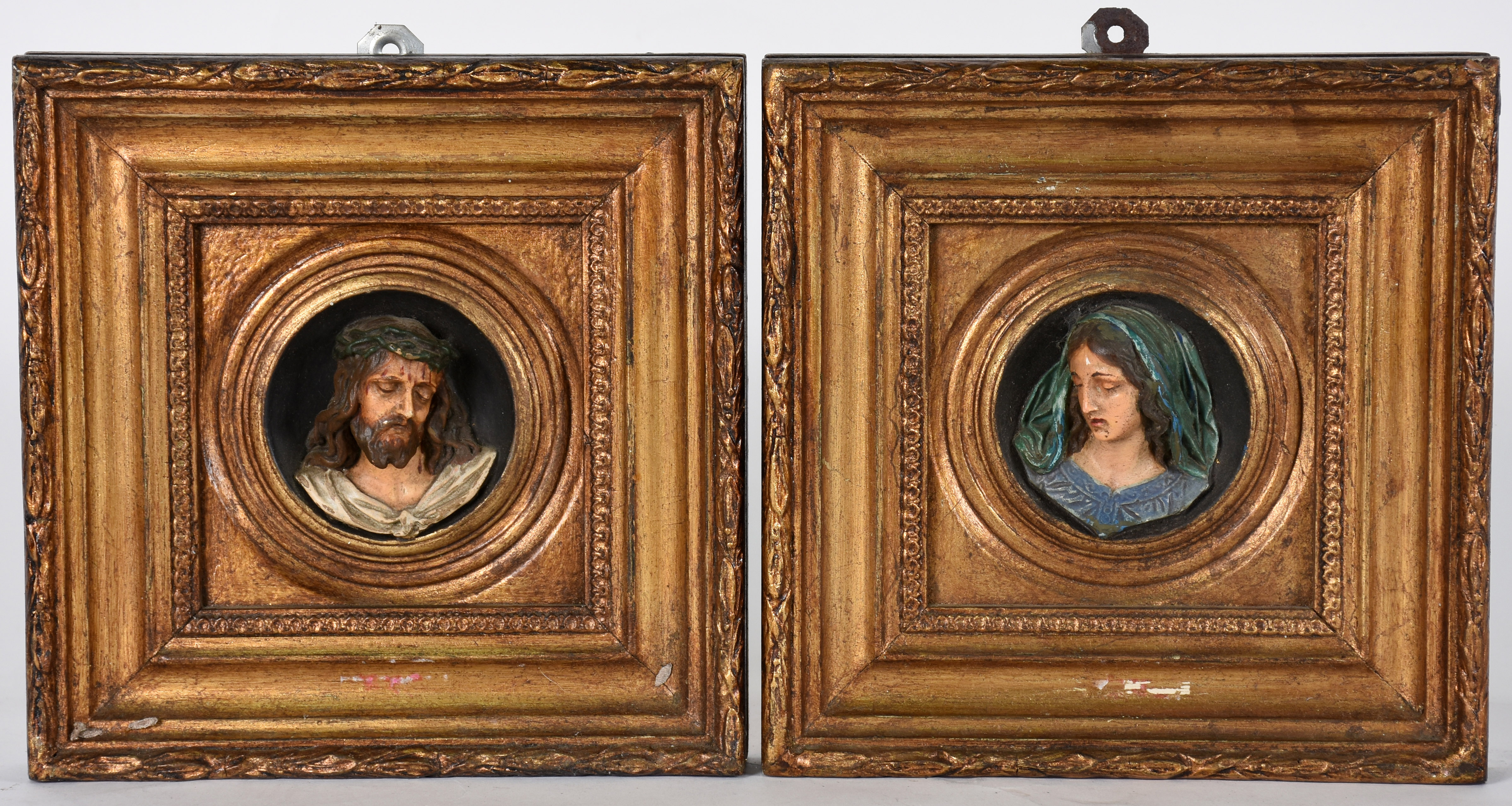 Par de pequenos quadros representando Jesus e Maria . - foto 1 de 2
